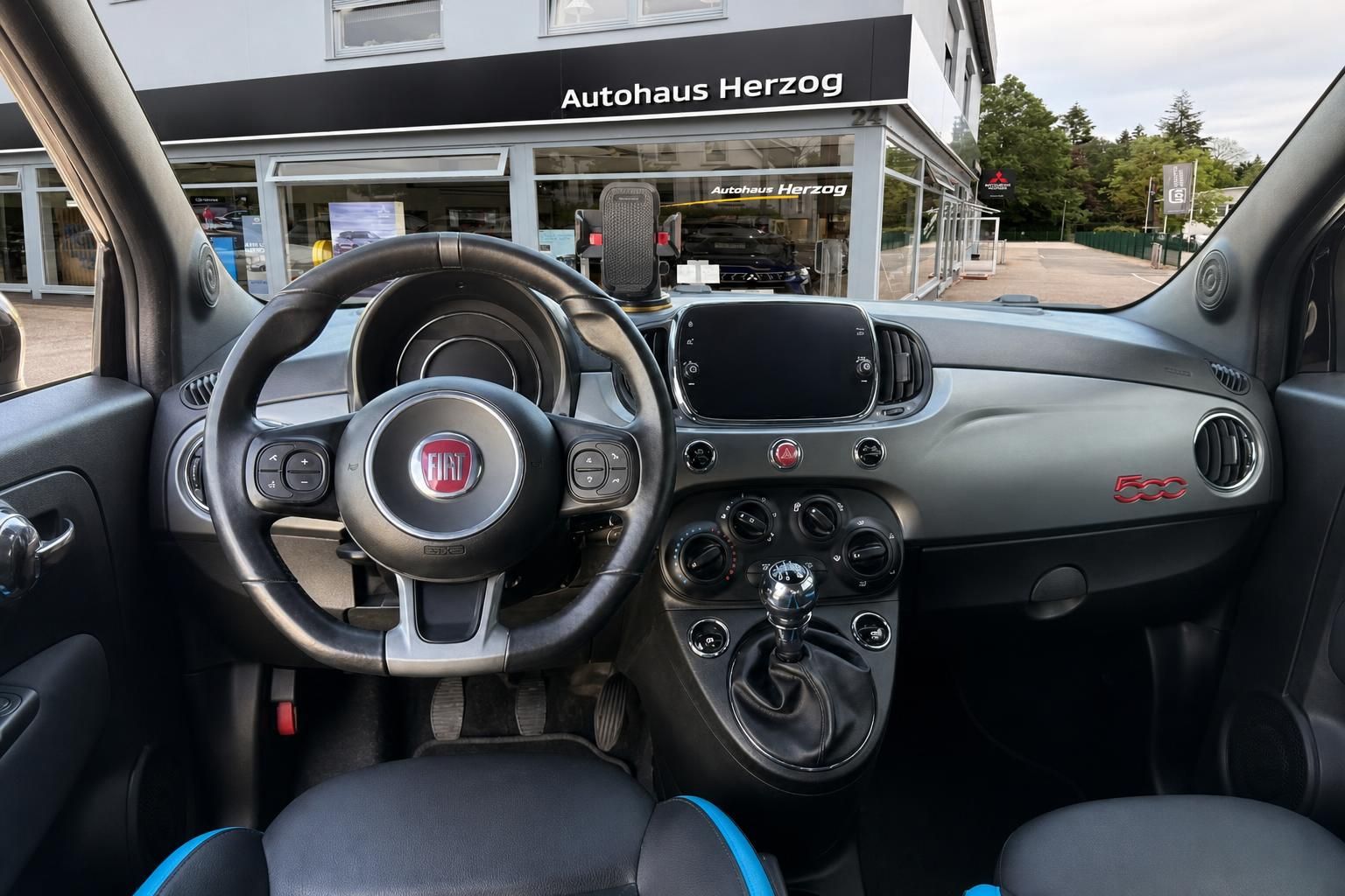 Fiat 500 Cockpit mit Lenkrad und Touchscreen Display