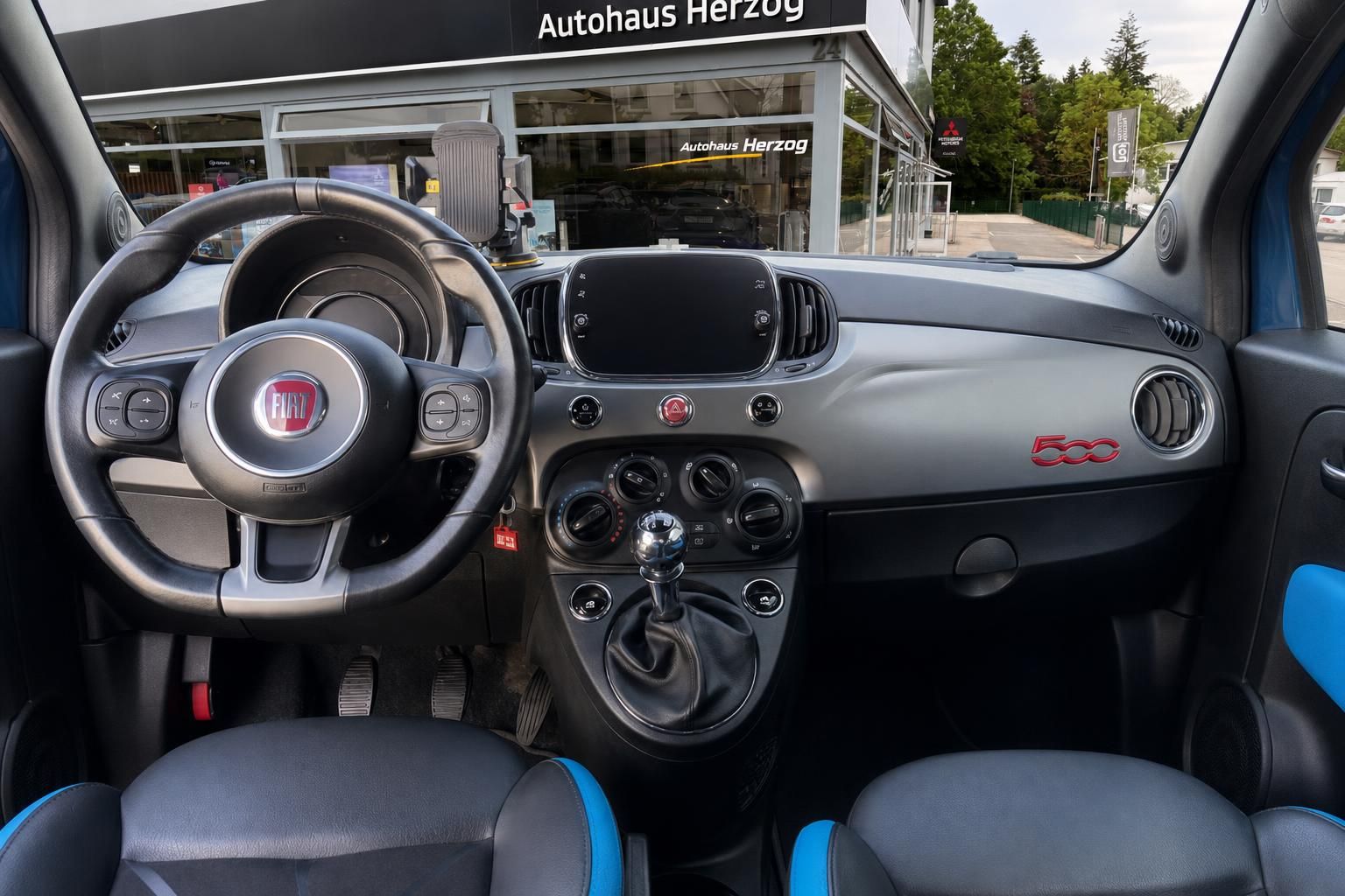Fiat 500 Armaturenbrett mit Schaltknauf und Klimabedienung