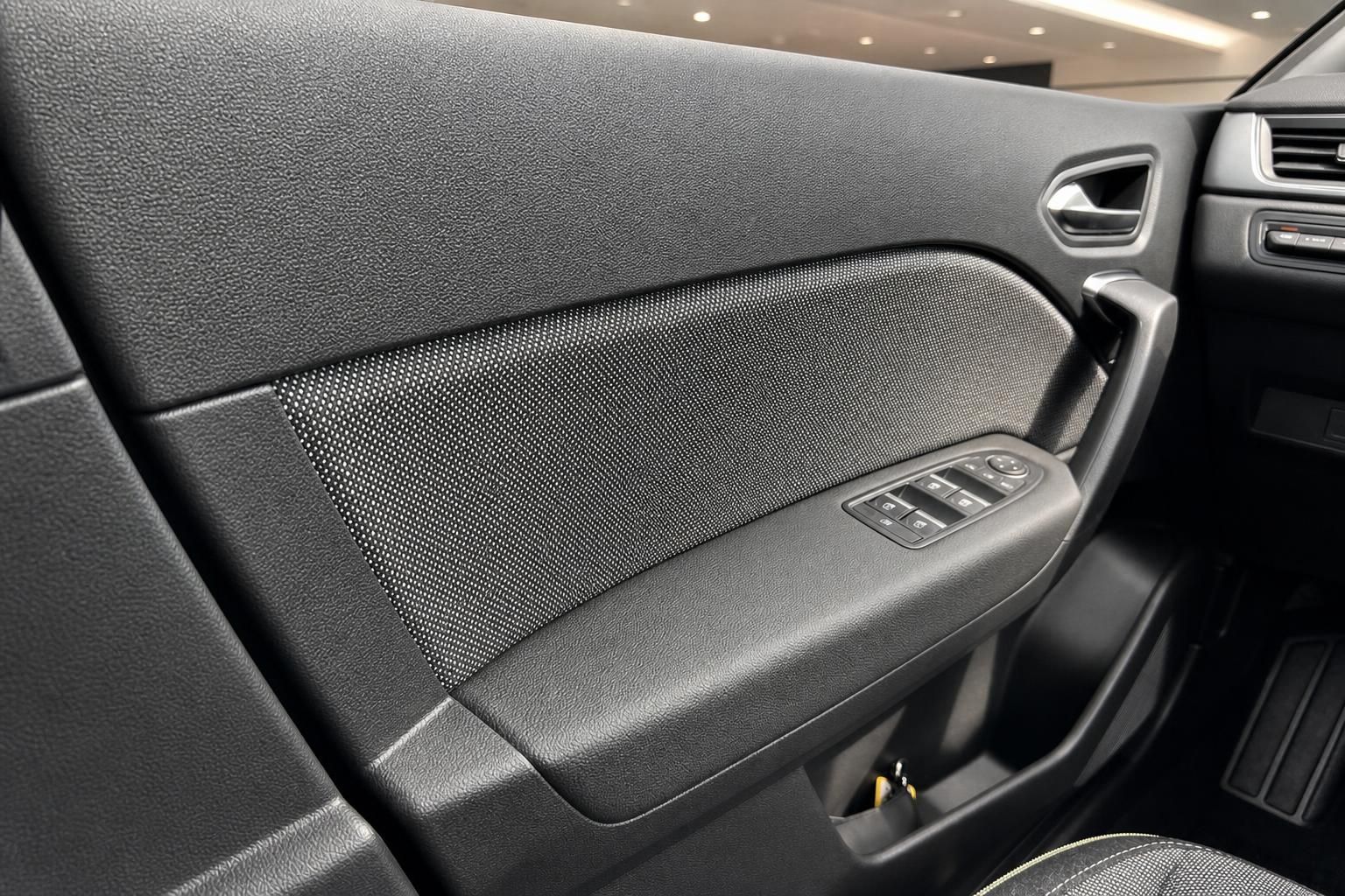 Renault Türverkleidung mit Fensterheberschaltern und Stoffeinsätzen - Innenraum-Detail