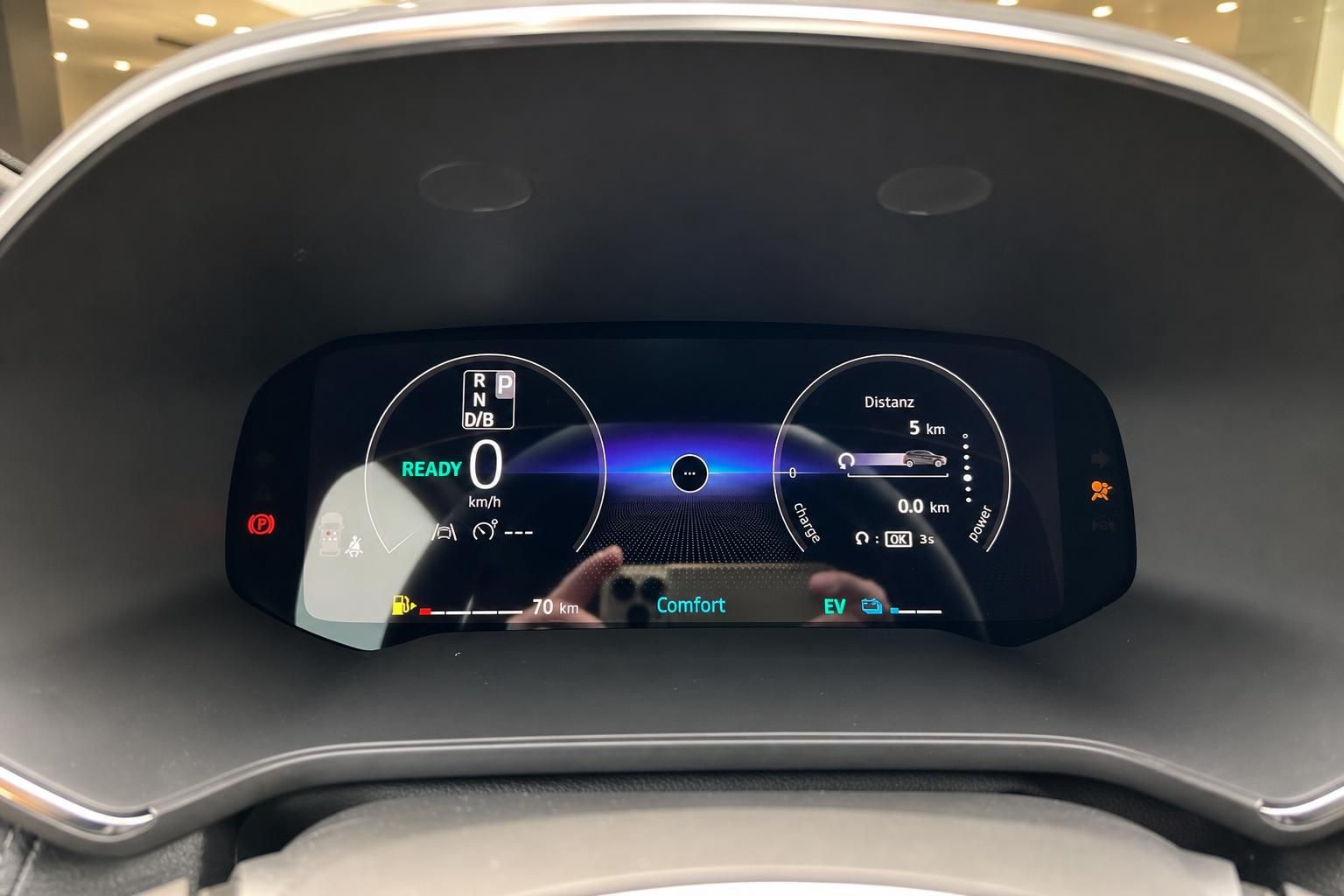 Digitales Armaturenbrett mit Elektrofahrzeug-Display - Tacho und Distanzanzeige im Fahrzeuginnenraum