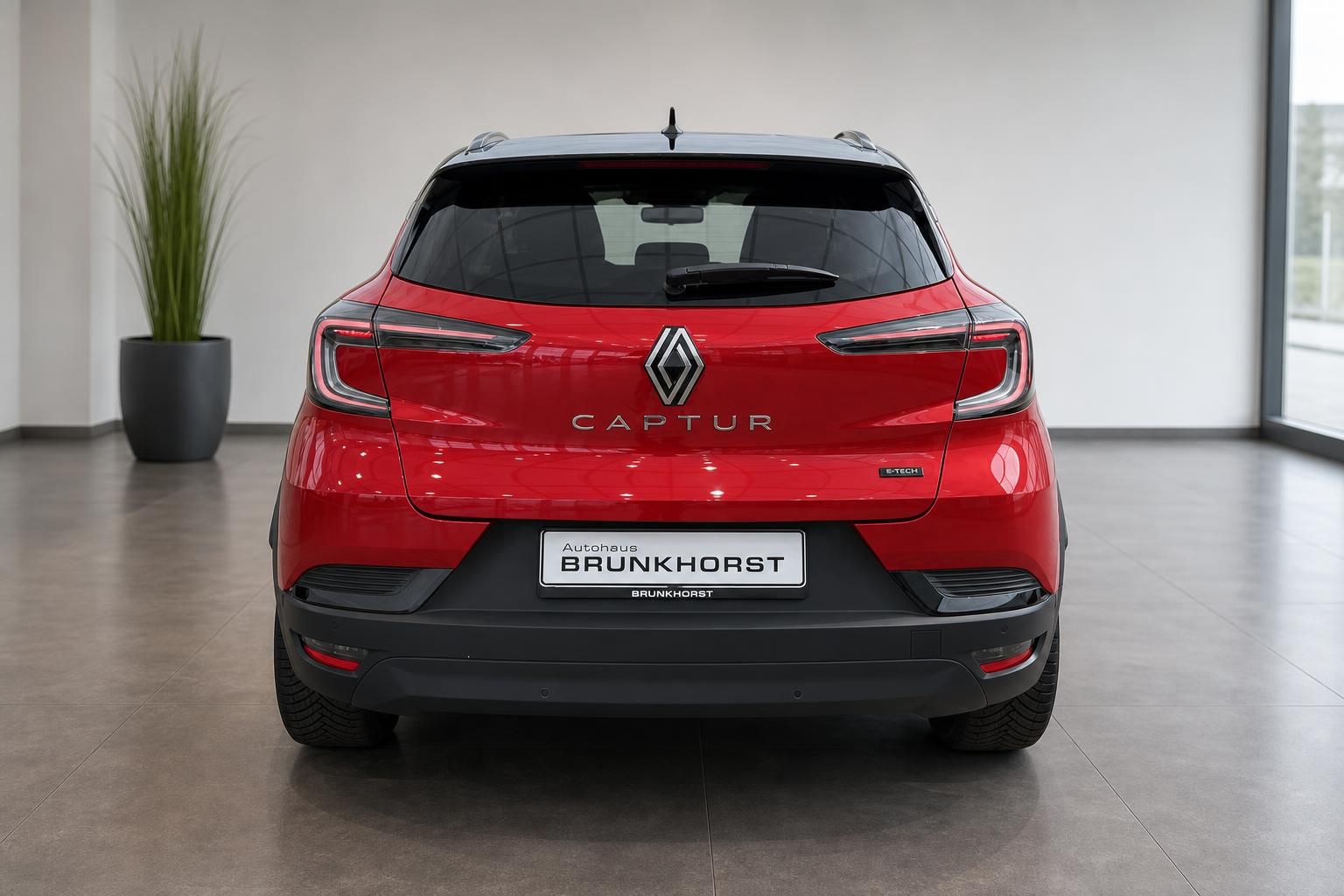 Renault Captur E-Tech Heckansicht rot-schwarz Autohaus Brunkhorst Showroom