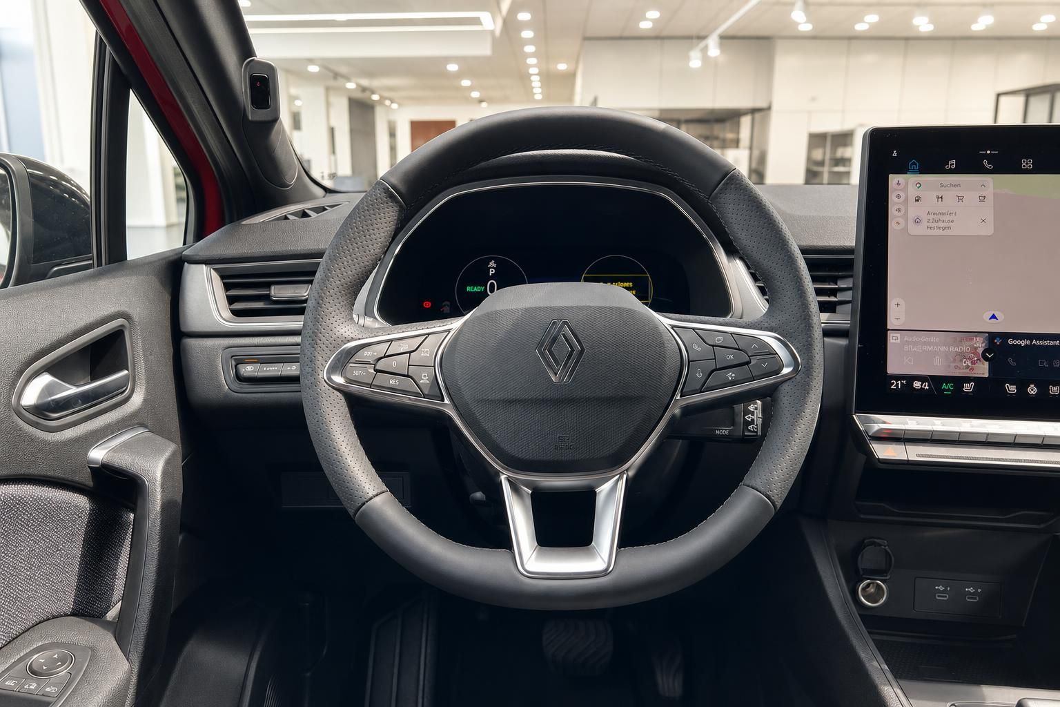 Renault Cockpit mit Multimediasystem und Lenkrad - modernes Fahrzeug-Armaturenbrett