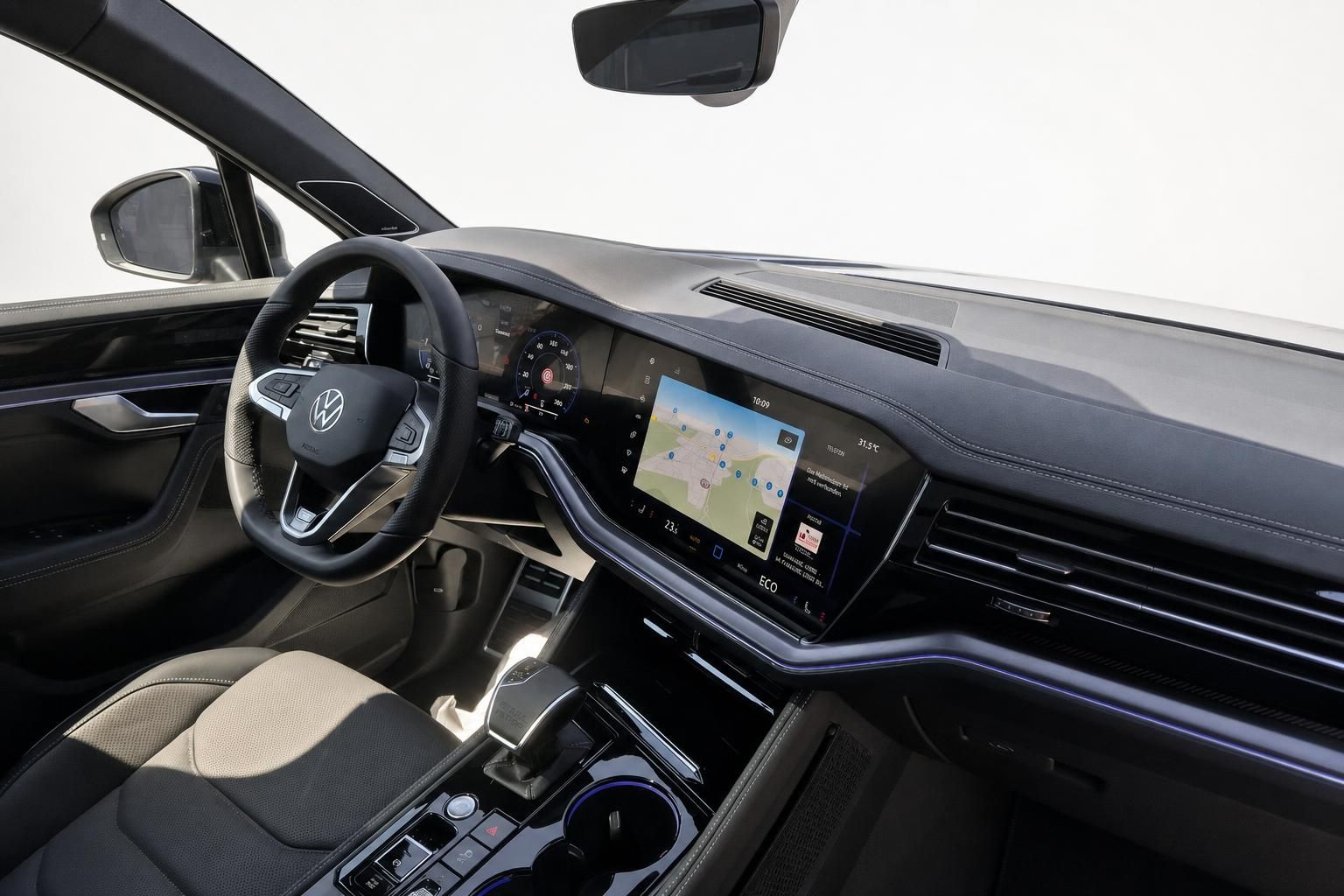 VW Touareg Cockpit mit Navigationssystem und digitalem Tacho