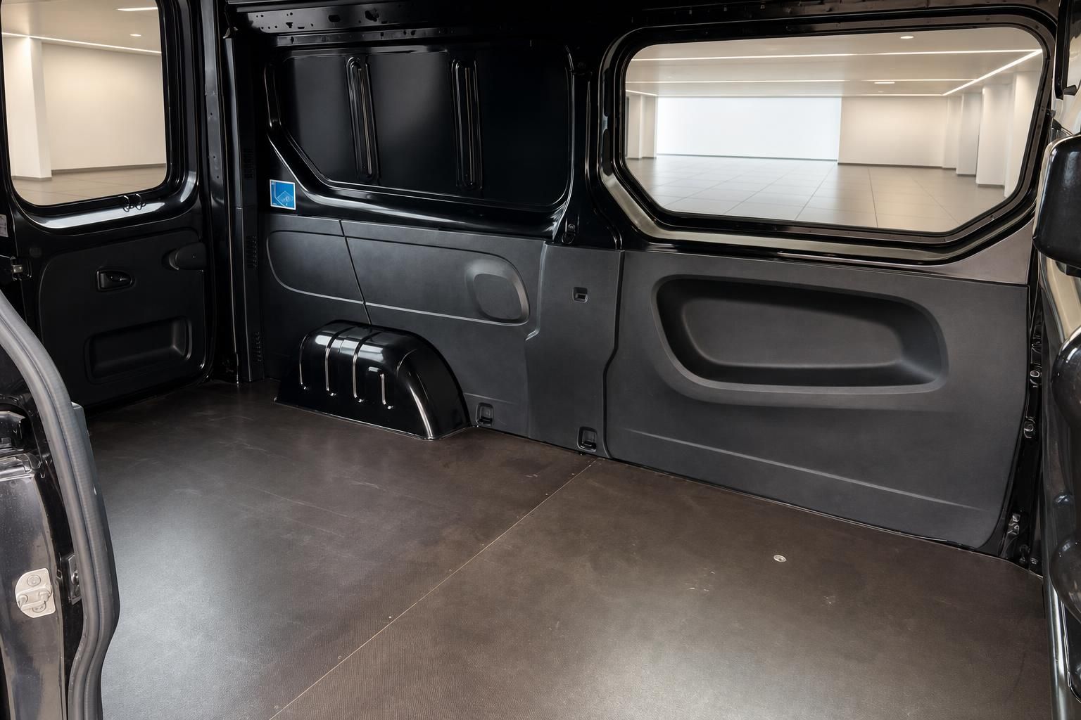 Leerer Laderaum eines Transporters mit Verkleidung und Fenster