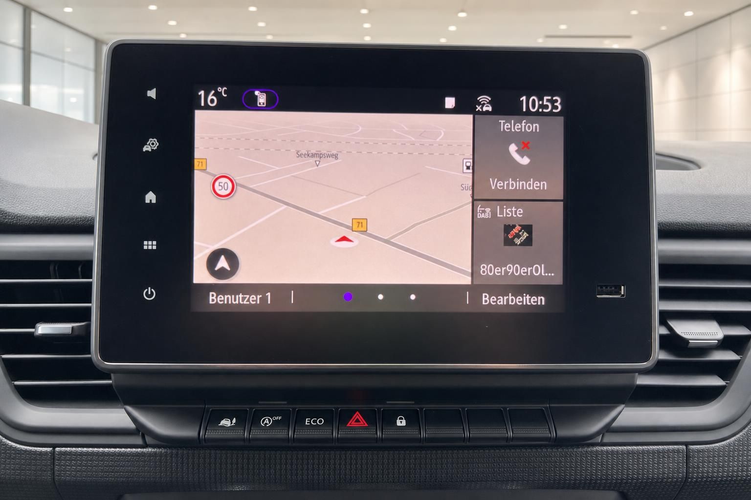 Navigationssystem im Fahrzeug mit Kartenansicht und Telefonmenü