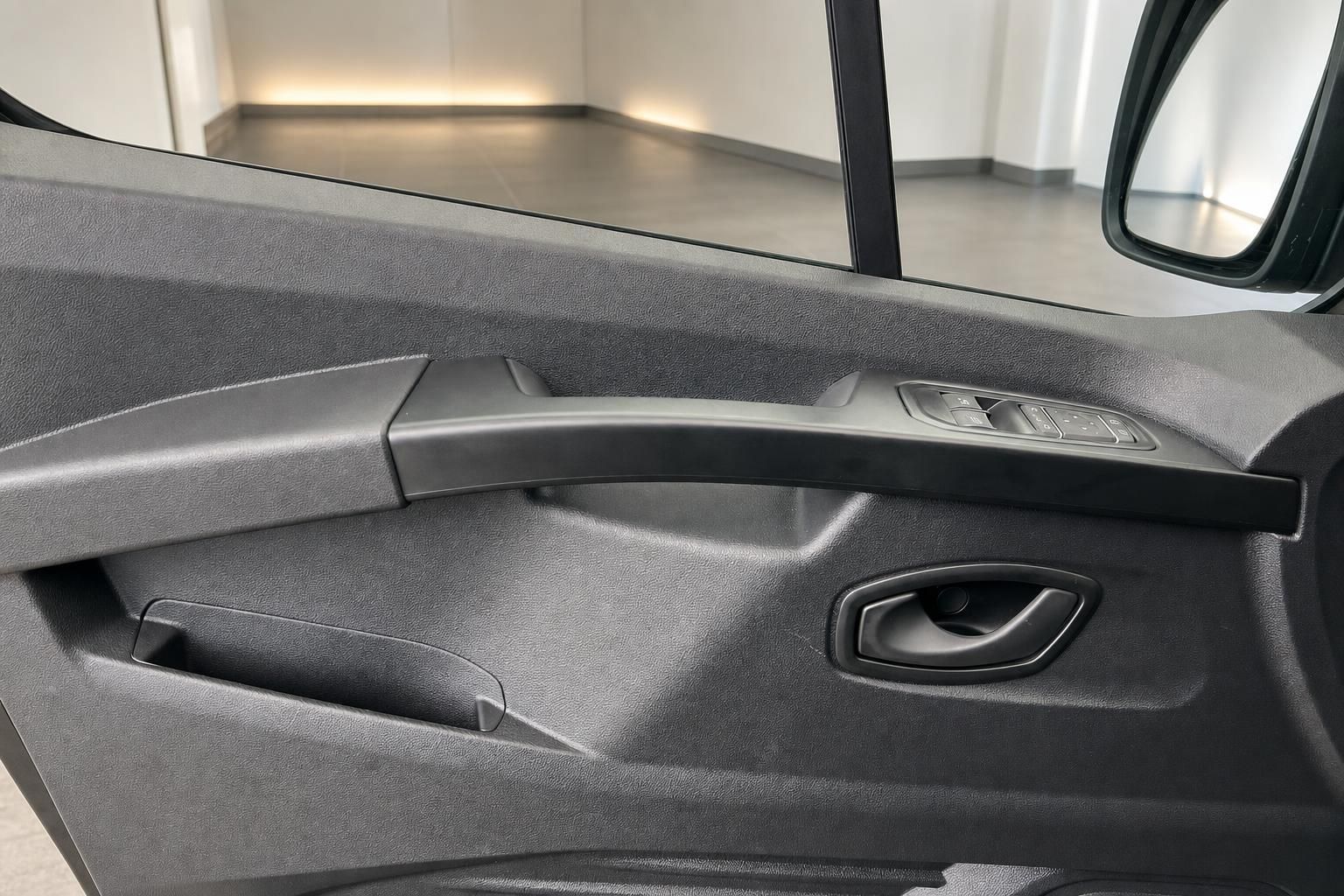 Detailansicht Türinnenverkleidung mit Griff und Fensterhebertasten