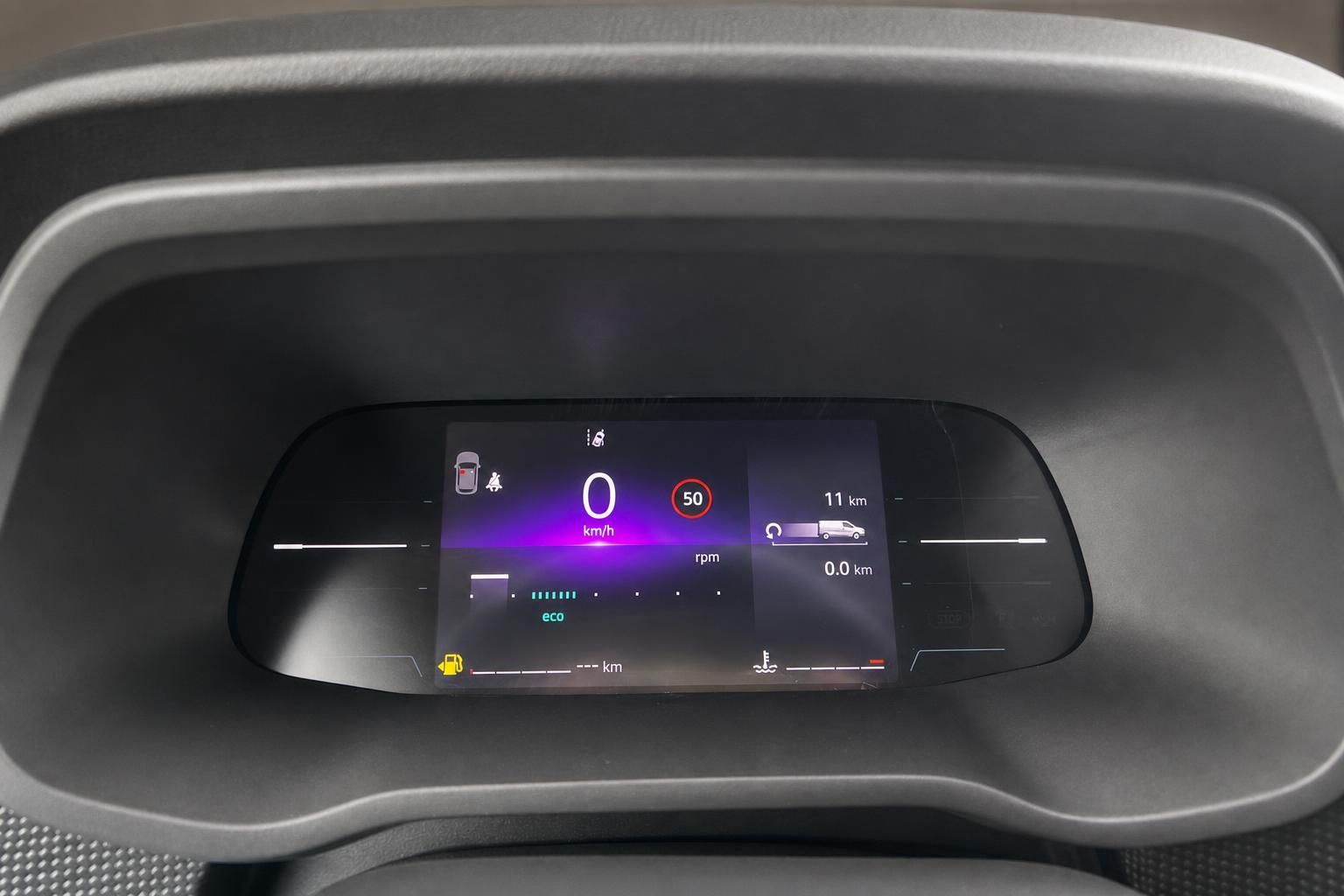 Digitales Kombiinstrument mit Tachoanzeige im Transporter-Cockpit