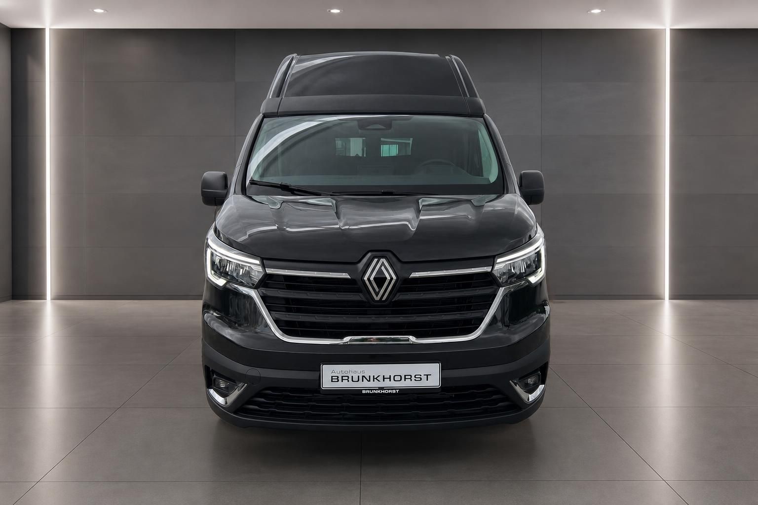 Renault Trafic schwarz Frontansicht mit Kühlergrill und Logo