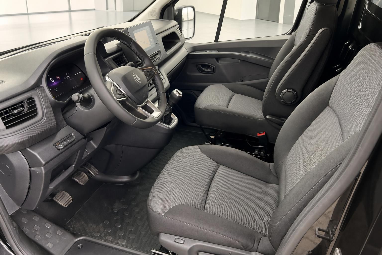 Renault Trafic Innenraum Cockpit mit Lenkrad und Vordersitzen