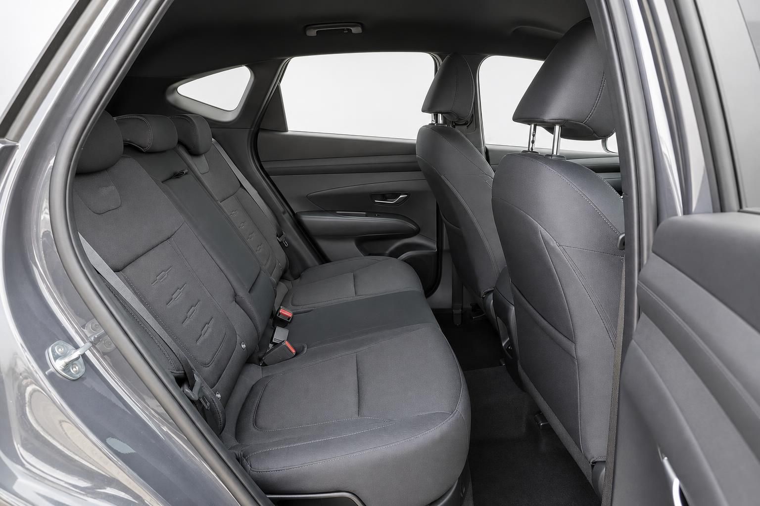 Innenraum SUV mit Blick auf Rücksitzbank und schwarze Ledersitze