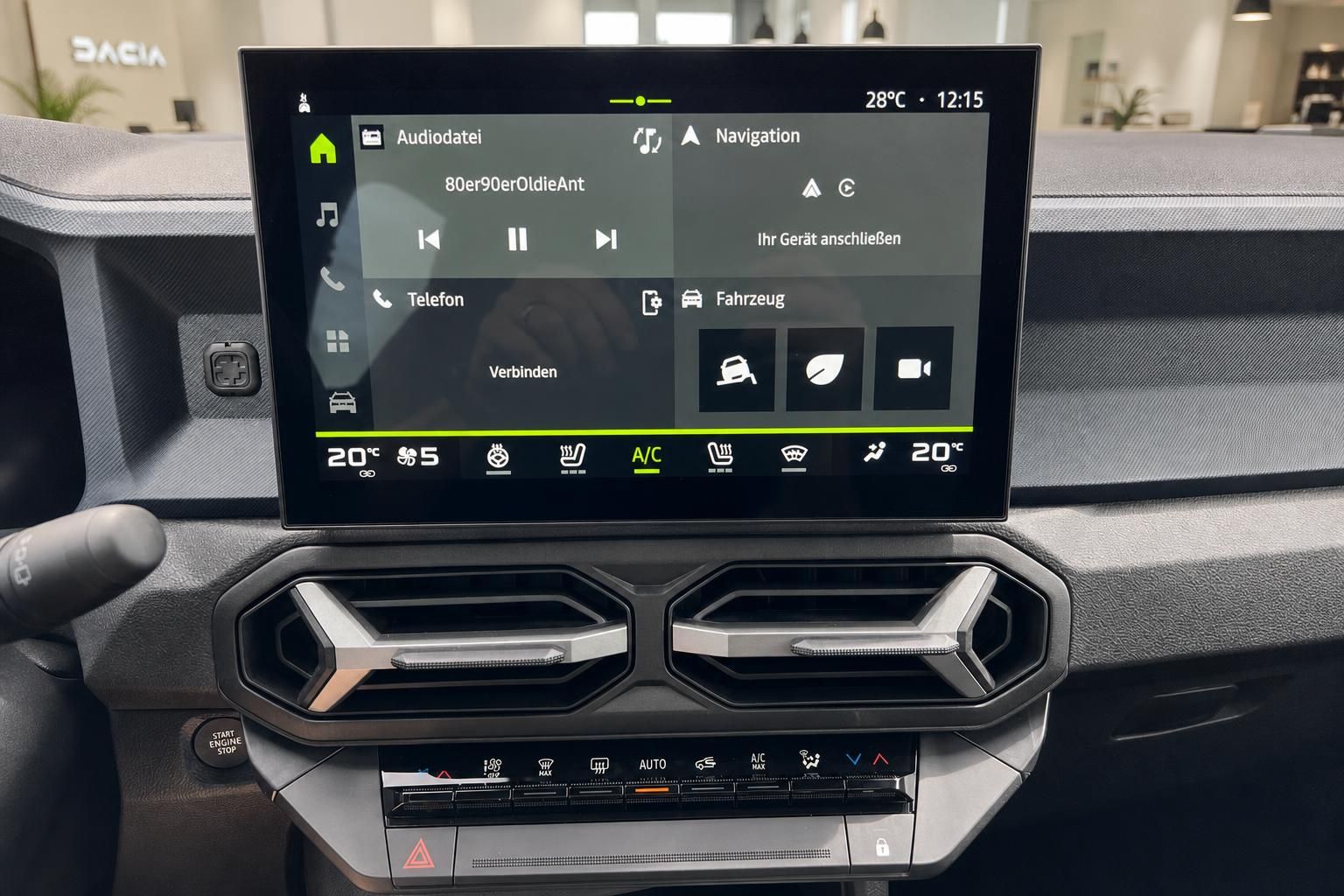 Dacia Infotainment Touchscreen mit Klimaautomatik und Navigation