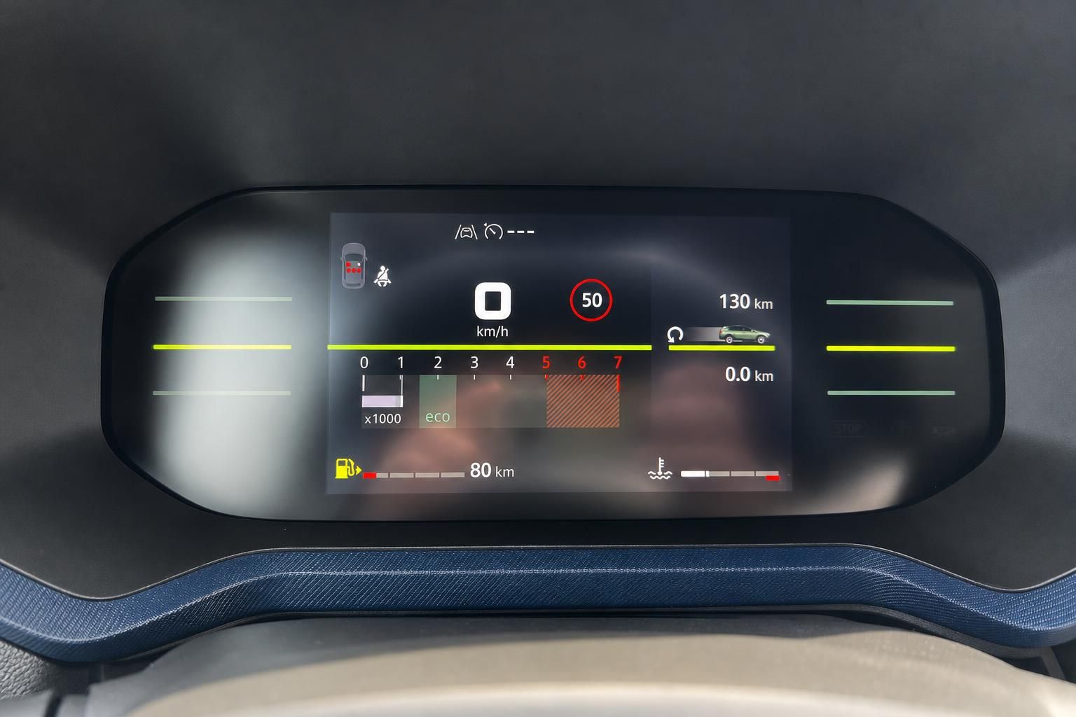 Digitales Kombiinstrument mit Tempoanzeige und Verbrauchsdaten im Fahrzeug