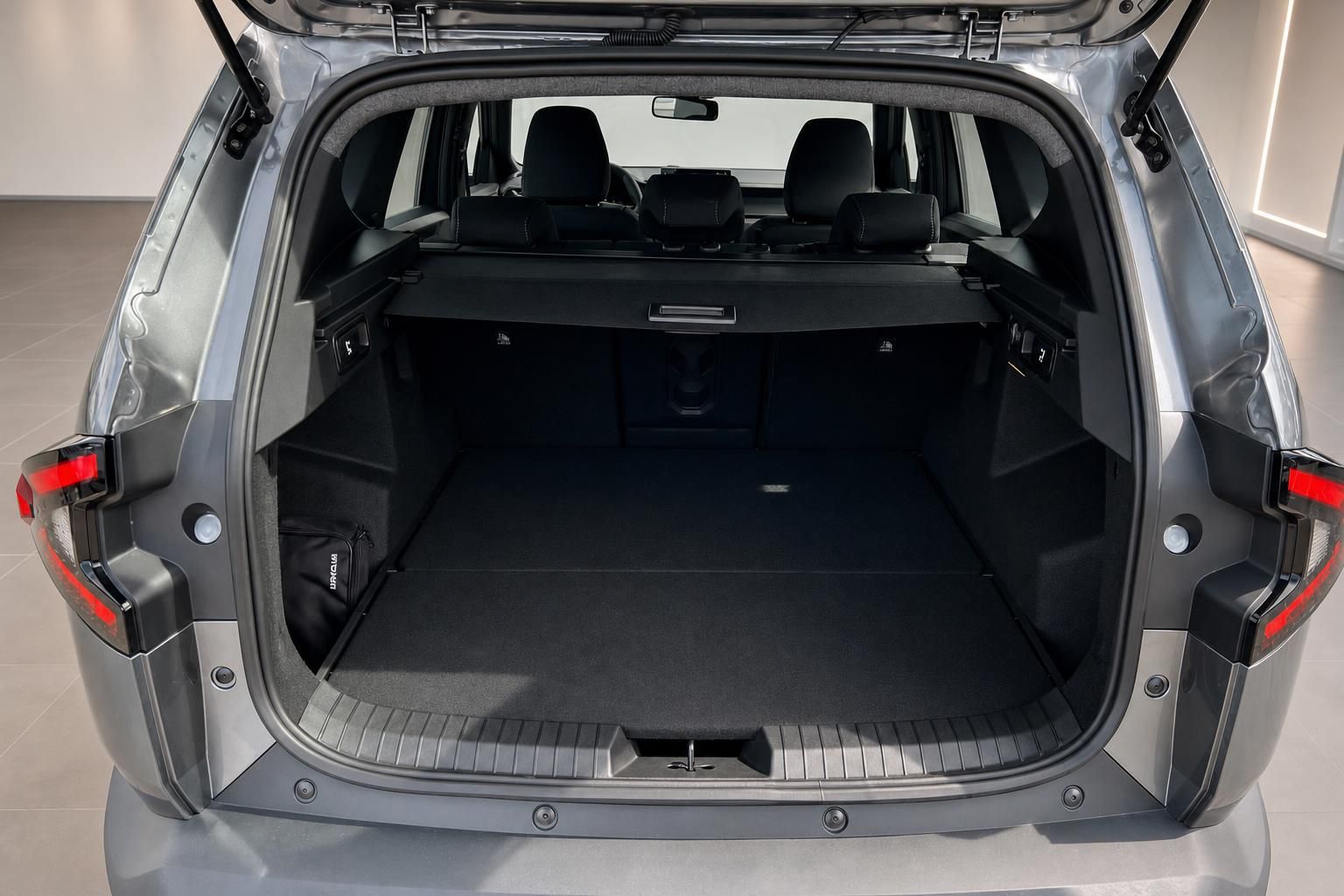 Geräumiger Kofferraum eines silbernen SUV mit geöffneter Heckklappe