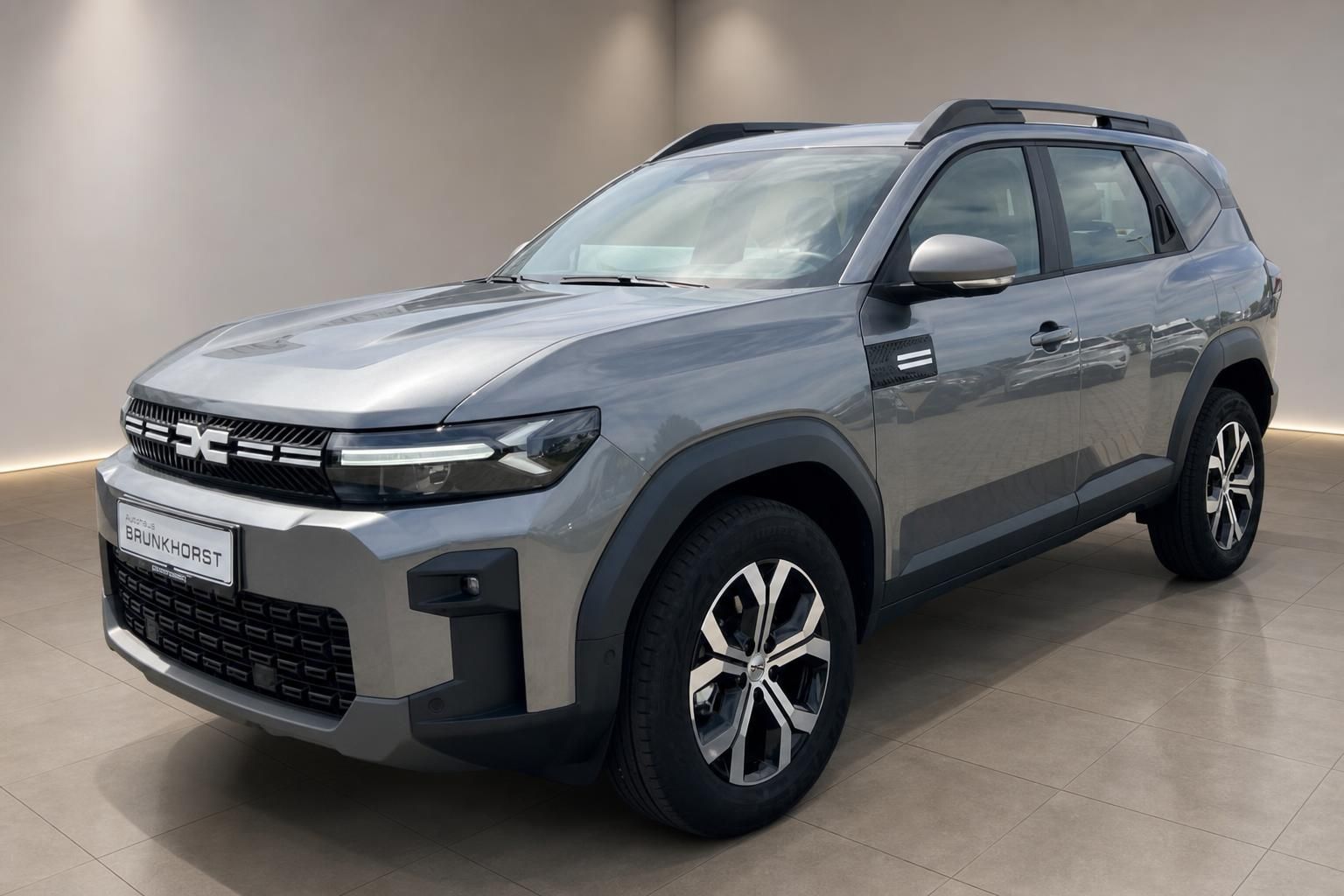 Dacia Bigster grau, SUV Frontansicht schräg im Autohaus Brunkhorst