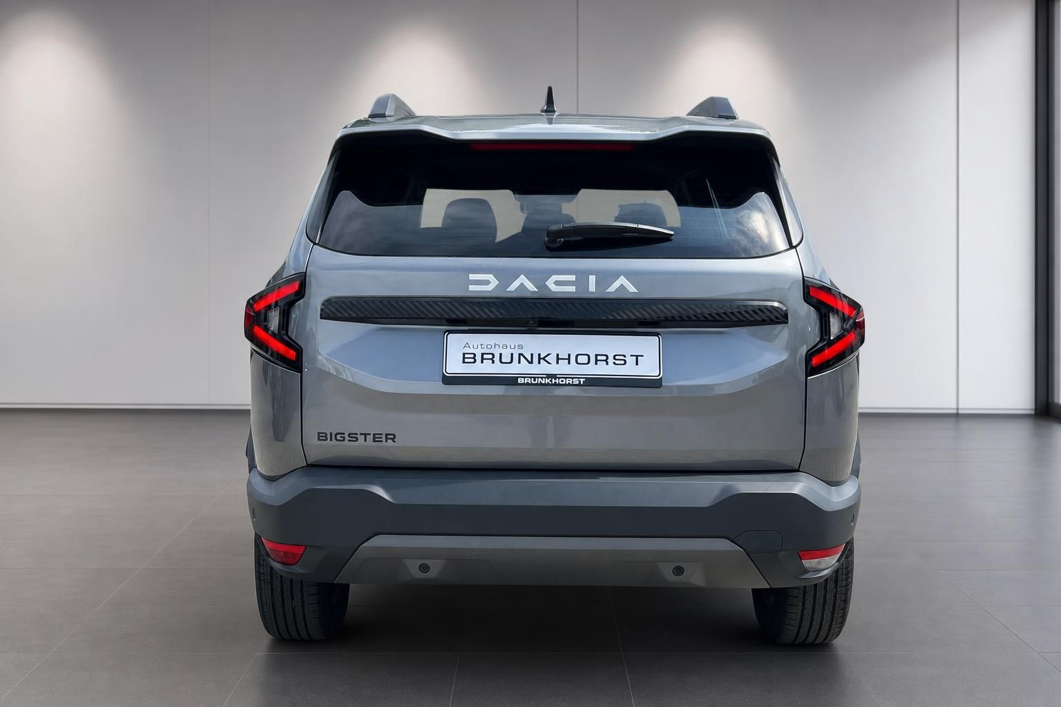 Dacia Bigster grau, Heckansicht mit Rückleuchten und Kennzeichenhalter
