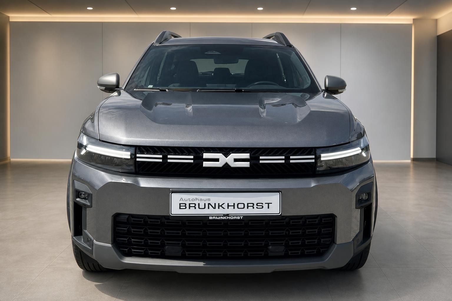 Dacia Bigster grau, Frontansicht mit LED-Scheinwerfern und Kühlergrill