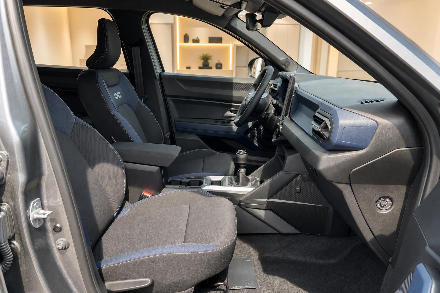 Dacia Innenraum Vordersitze und Armaturenbrett von der Fahrerseite