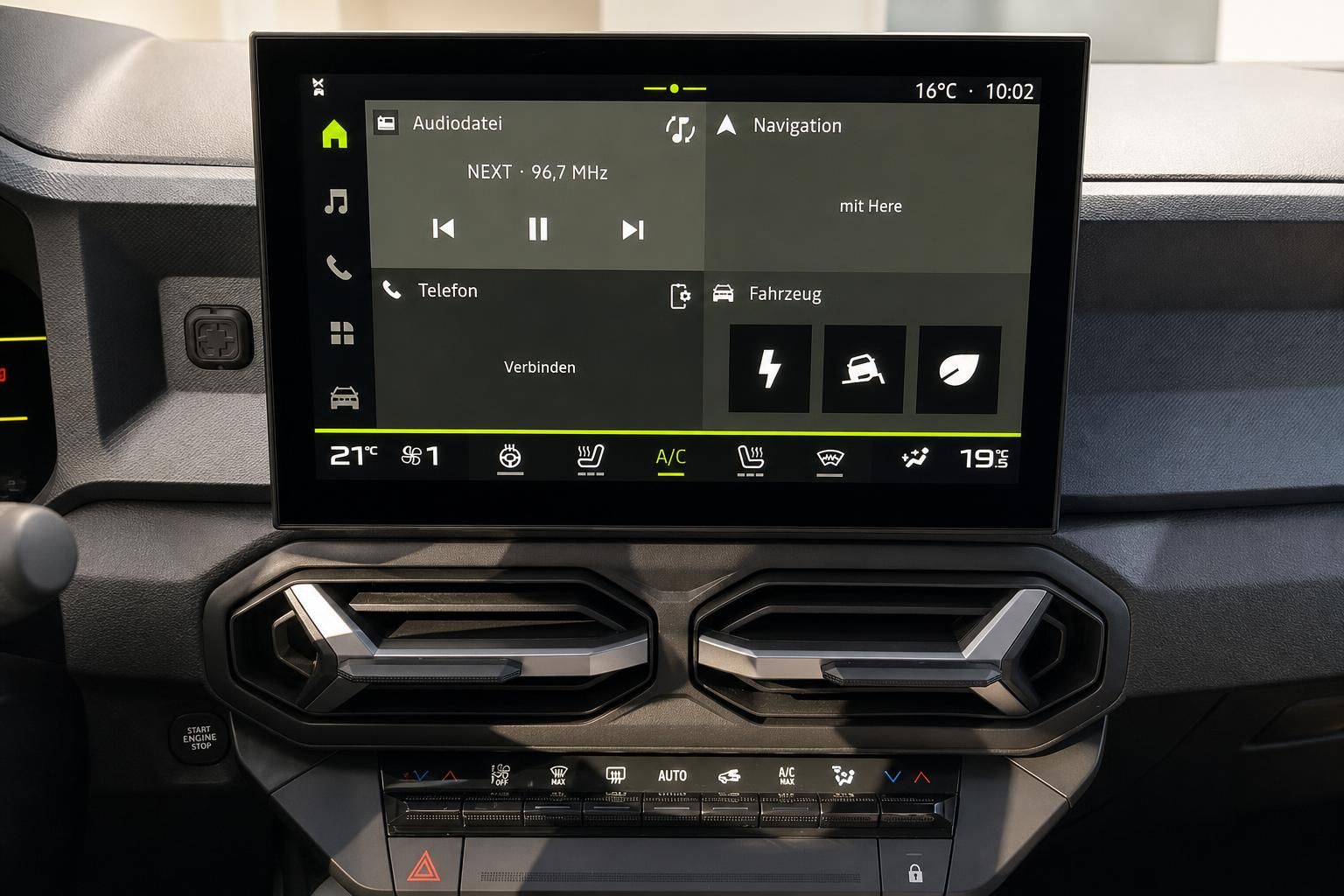 Infotainment-Bildschirm mit Navigation und Klimasteuerung