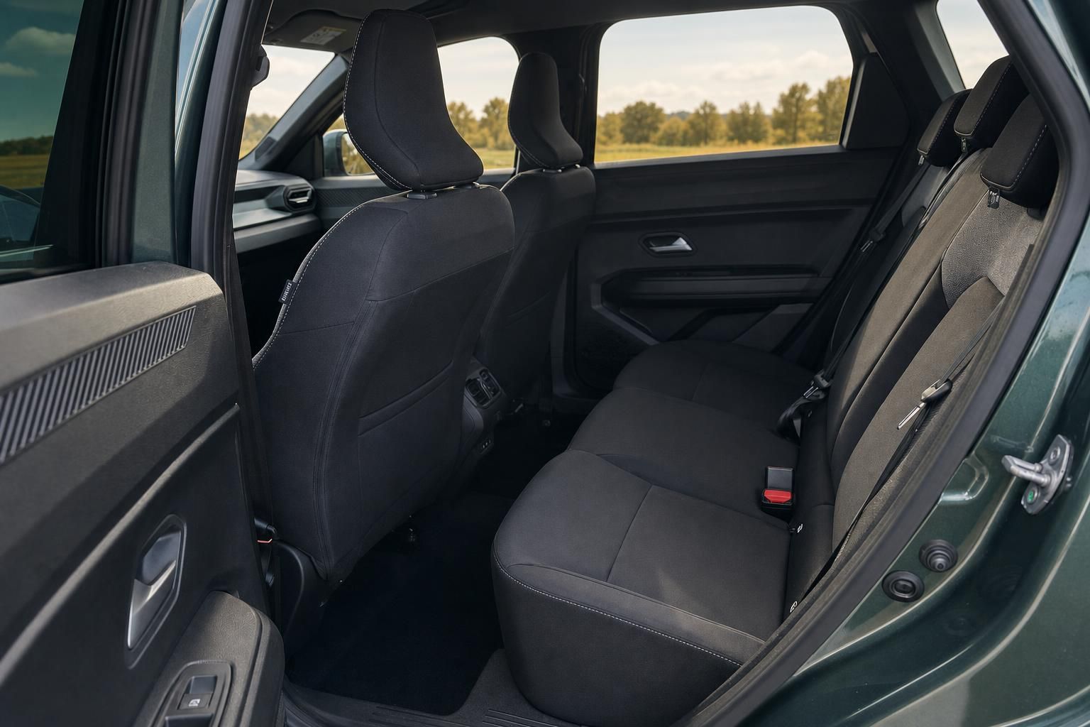 Rücksitzbank mit dunkler Polsterung und Aussicht durch Fenster - Auto Innenraum
