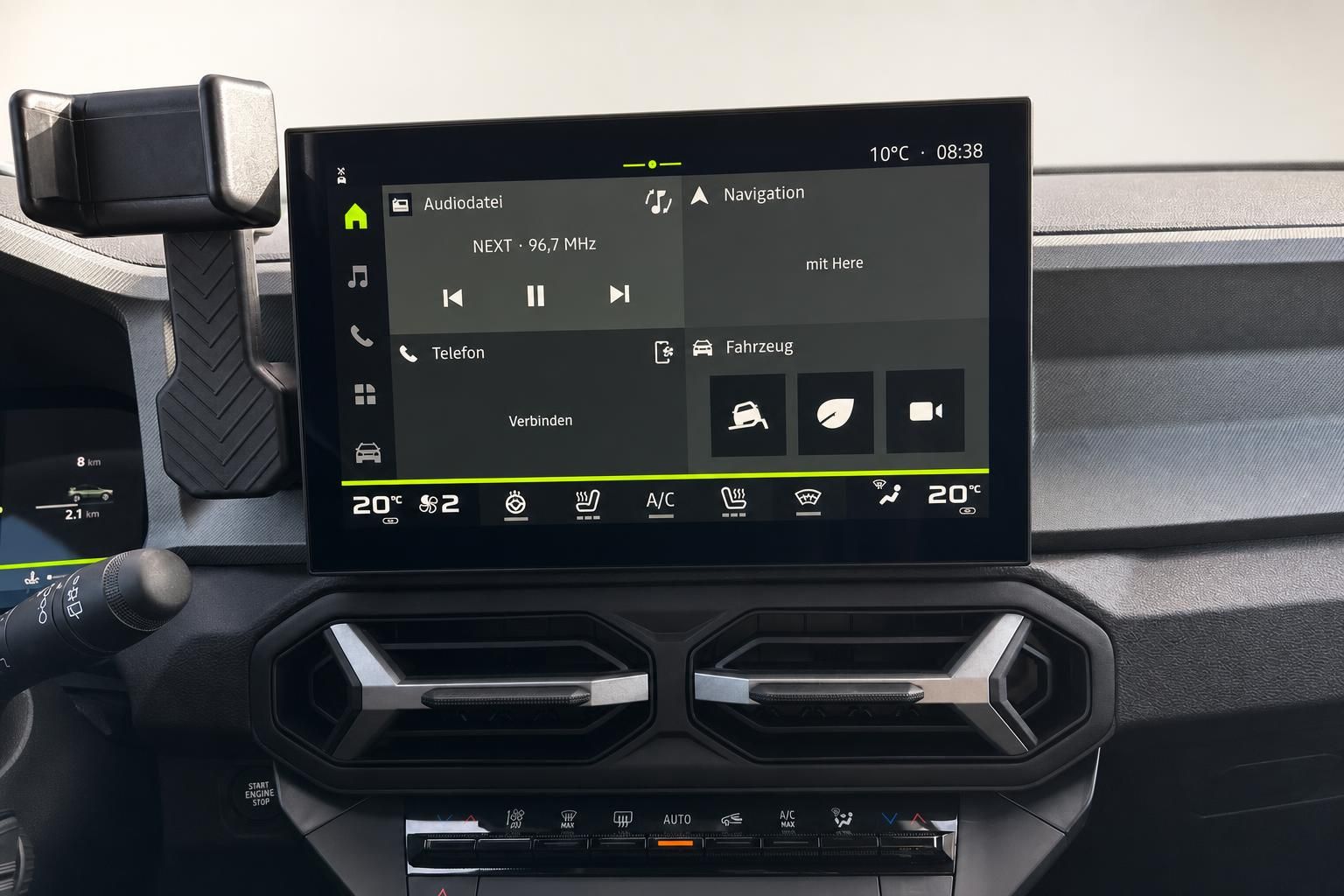 Modernes Infotainment-System mit Touchscreen-Display im Fahrzeug-Innenraum
