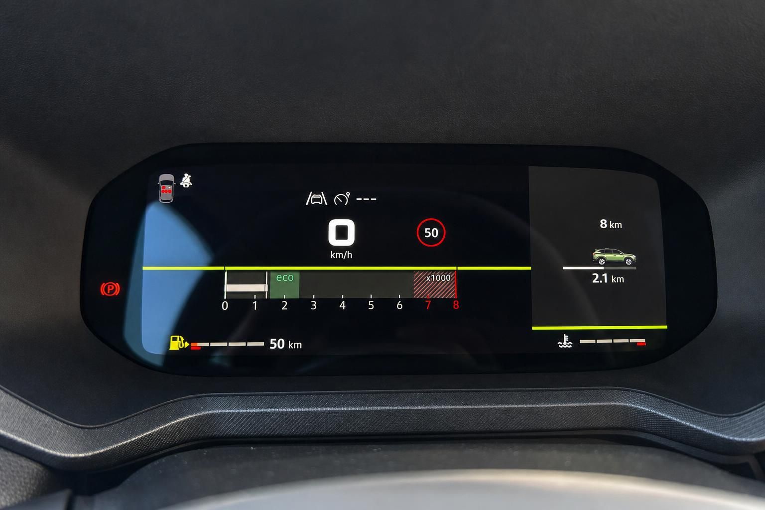 Digitales Kombiinstrument mit Geschwindigkeitsanzeige und Navigationsinformationen