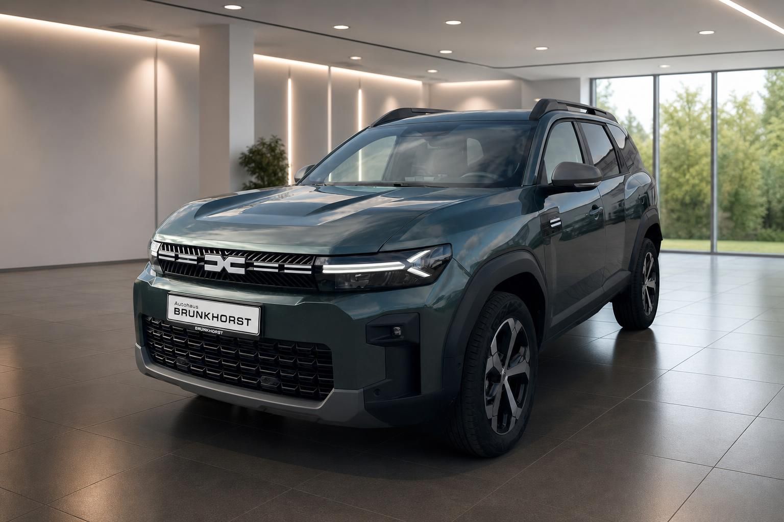 Dacia SUV in graugrün im modernen Showroom - Frontansicht mit charakteristischem Kühlergrill