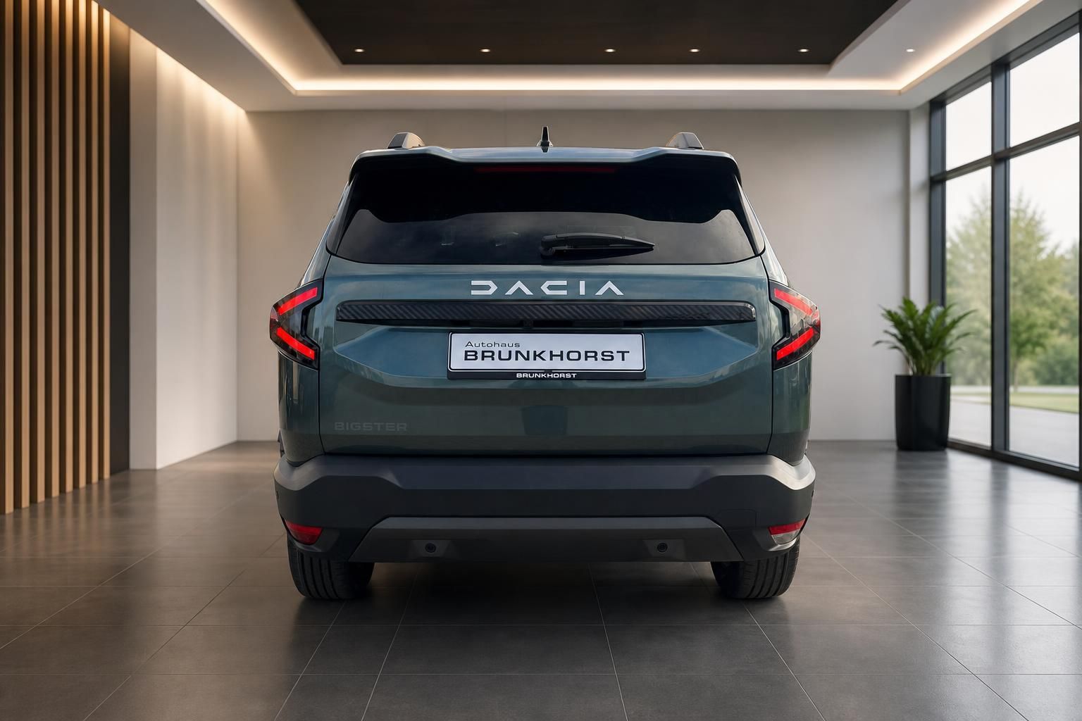 Dacia SUV Heckansicht mit modernen LED-Rücklichtern und Bigster Schriftzug im Showroom