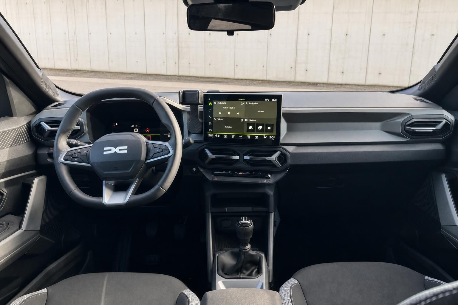 Modernes Cockpit mit Touchscreen-Display und Lenkrad - Innenraumansicht Auto