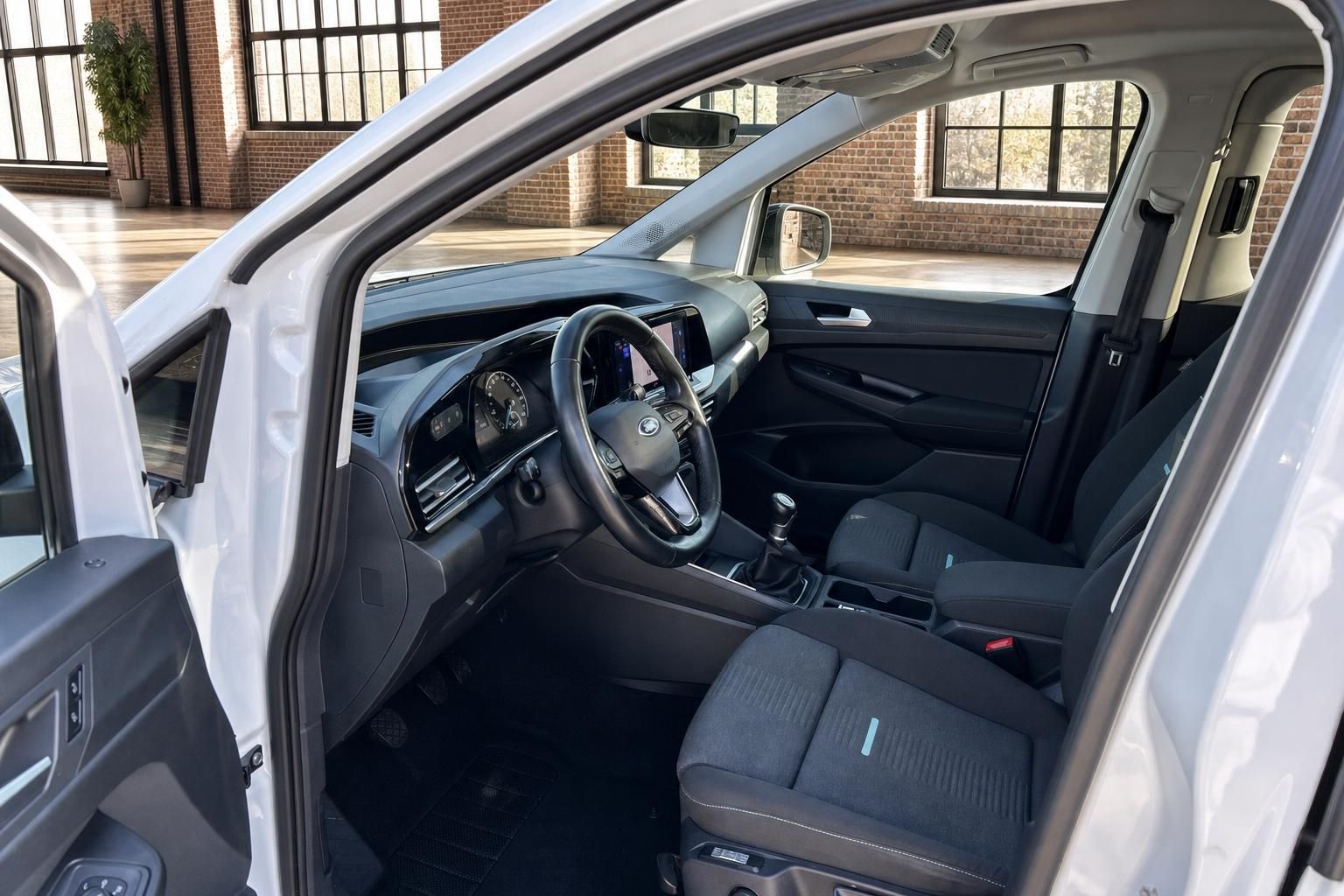 Ford Innenraum mit Cockpit, Lenkrad und Vordersitzen