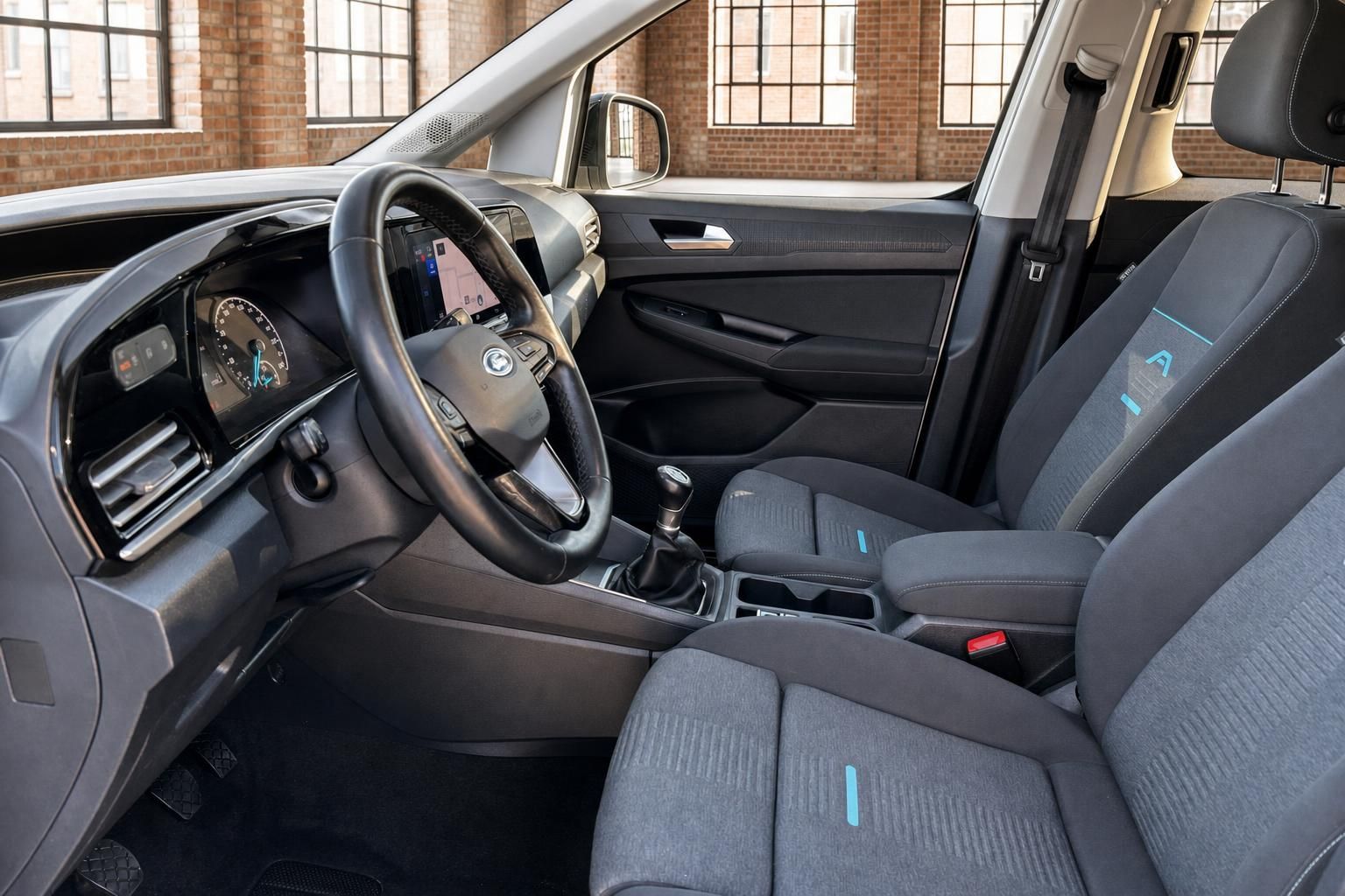 Ford Innenraum Vordersitze mit Blick auf Cockpit und Lenkrad