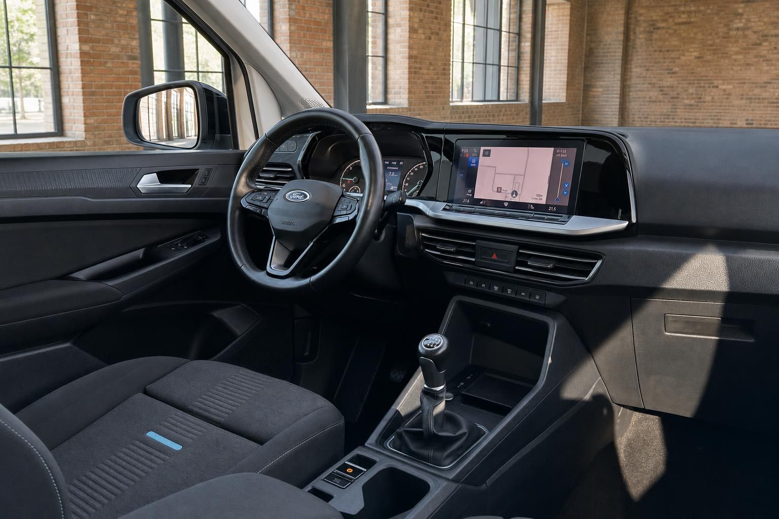Ford Cockpit mit Lenkrad, Navigationssystem und Schaltknauf
