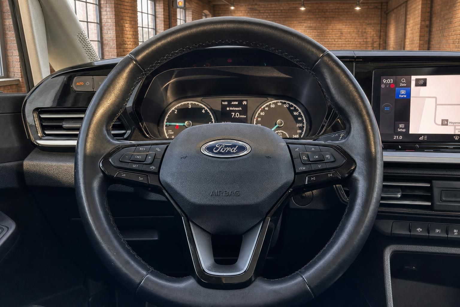 Ford Lenkrad Nahaufnahme mit Tachoanzeige und Navigationsdisplay