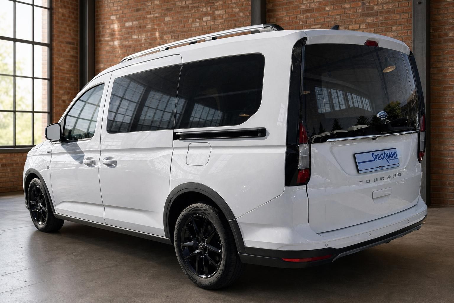 Ford Tourneo weiß Heck- und Seitenansicht mit schwarzen Felgen