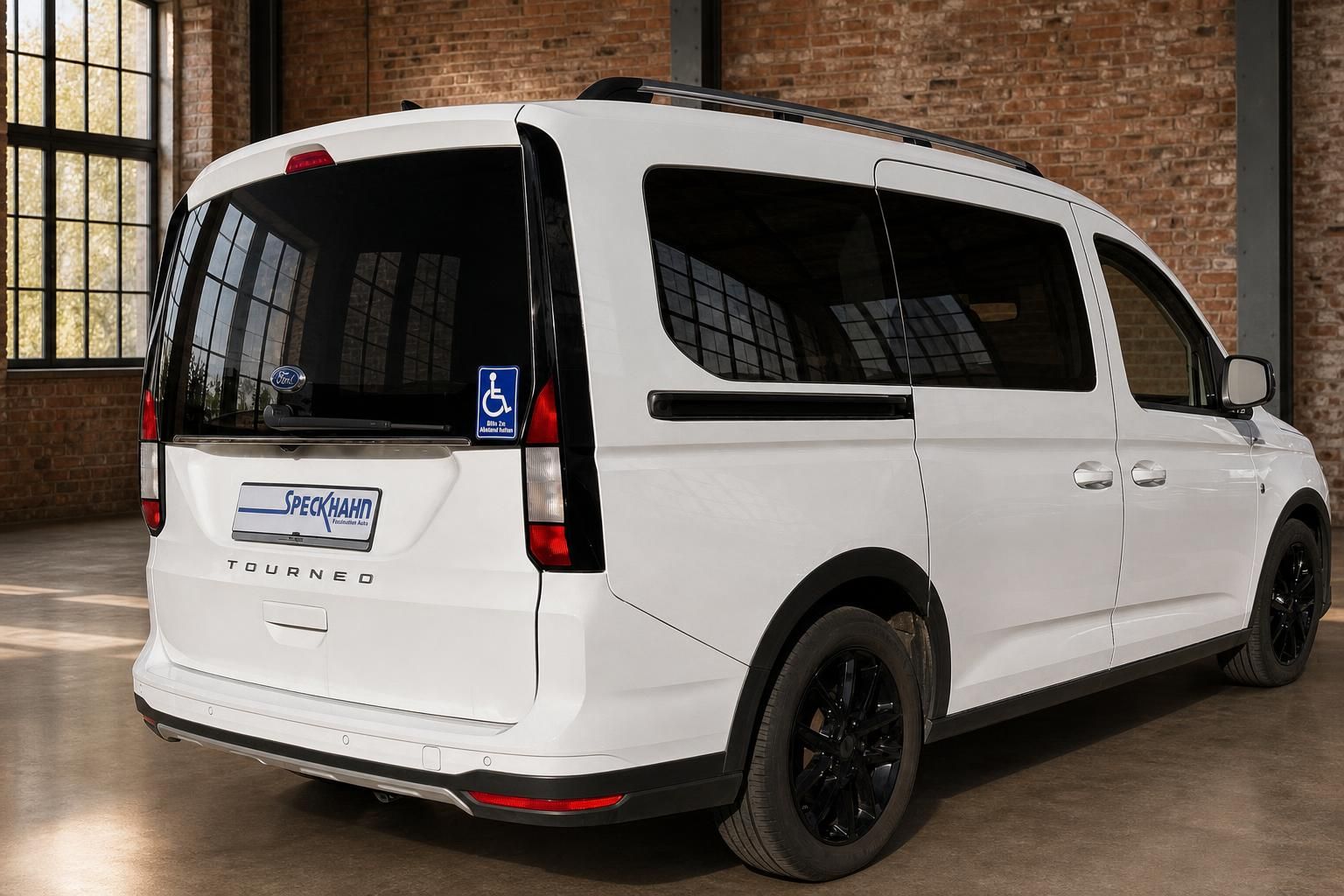Ford Tourneo weiß Heck schräg von hinten mit Panoramadach