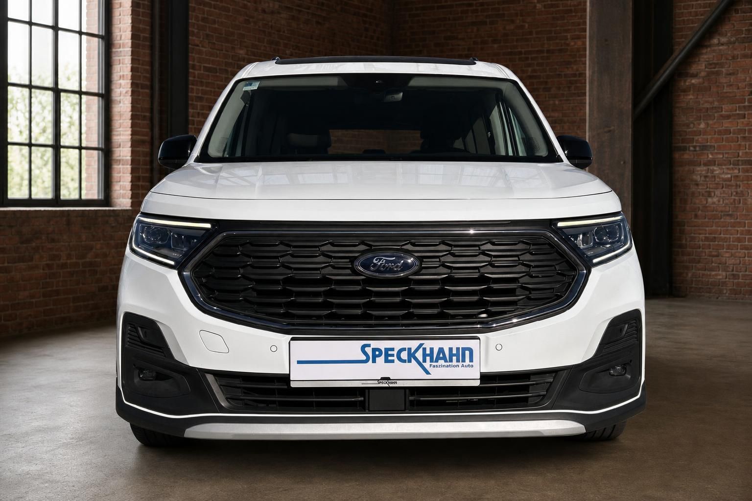 Ford SUV weiß Frontansicht mit Kühlergrill und LED-Scheinwerfern
