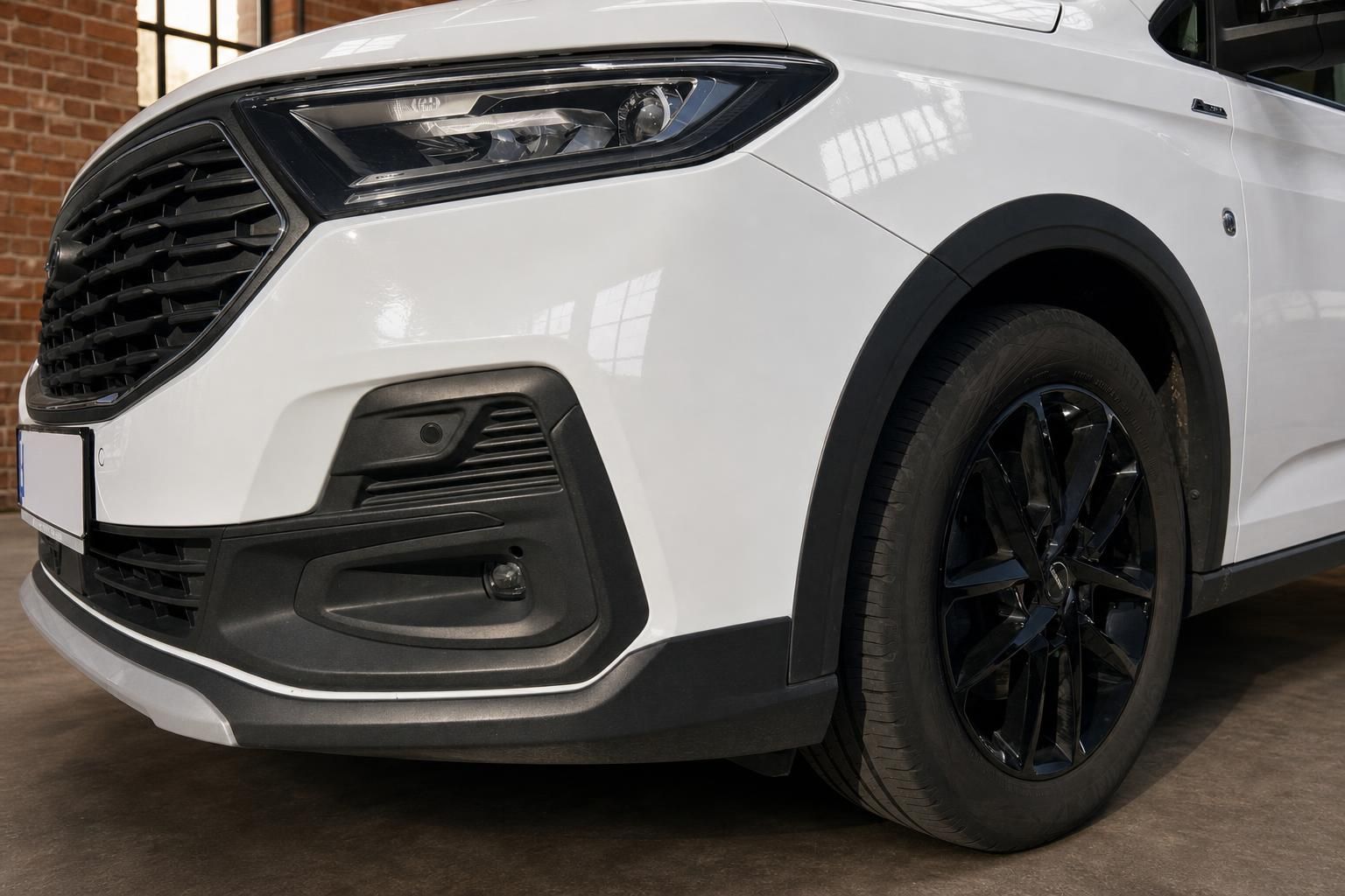 Ford weiß Detailansicht Frontstoßstange und Felge