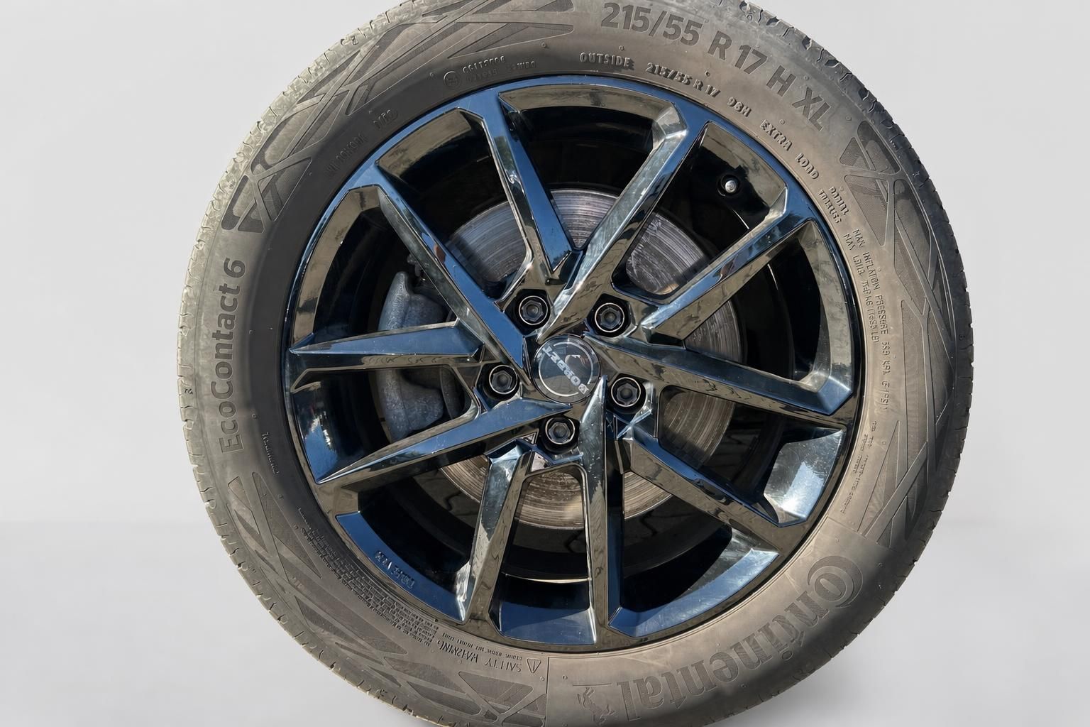 Nahaufnahme Leichtmetallfelge mit Continental Reifen 215/55 R17