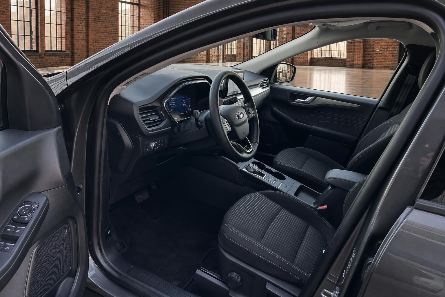 Ford Kuga Innenraum mit Cockpit und Vordersitzen in Schwarz