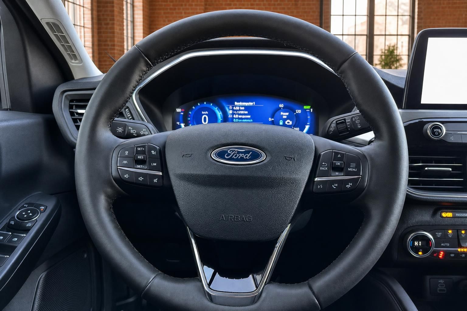 Ford Lenkrad Nahaufnahme mit Bedienelementen und Tachoanzeige