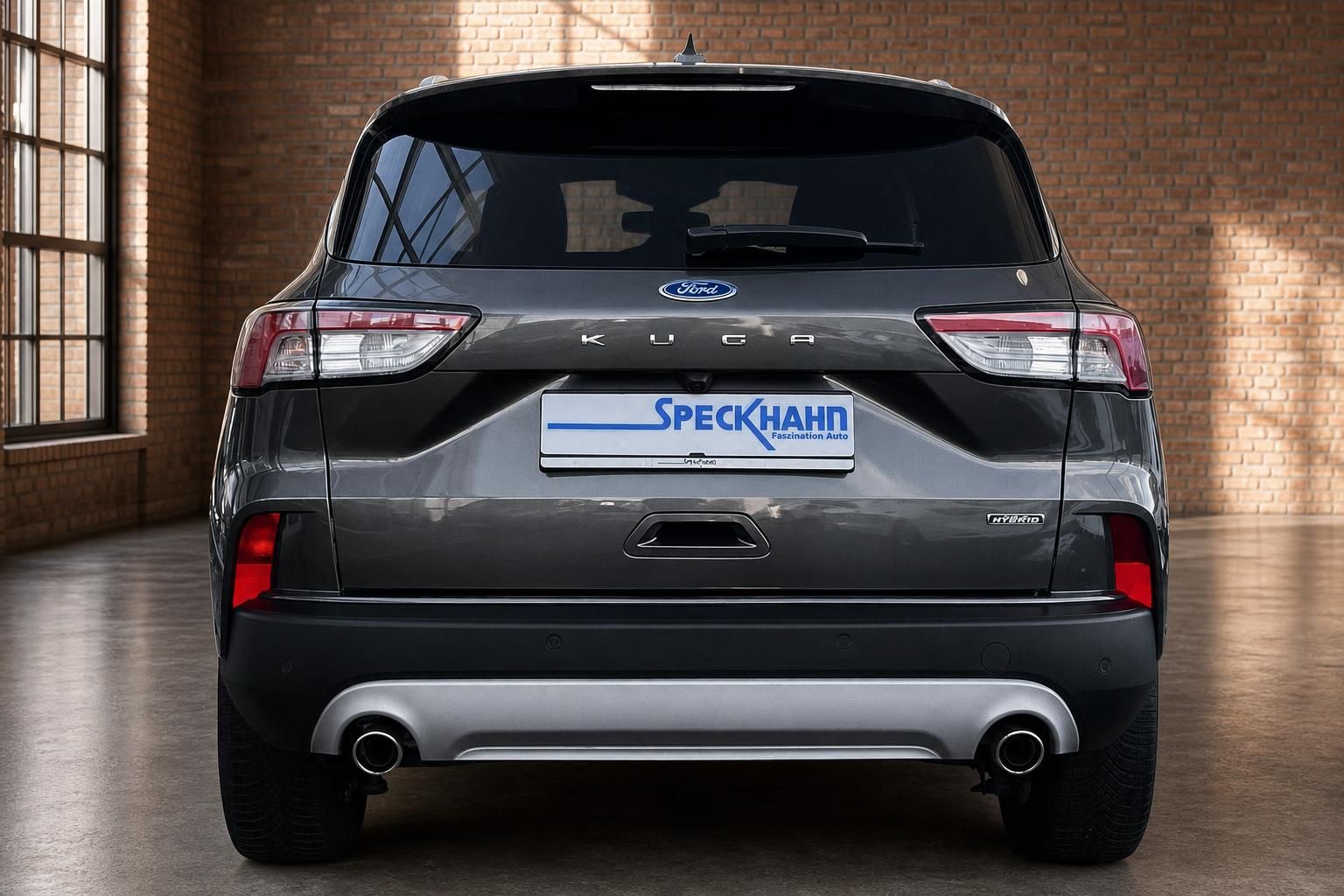 Ford Kuga Hybrid grau Heckansicht in Halle bei Speckhahn