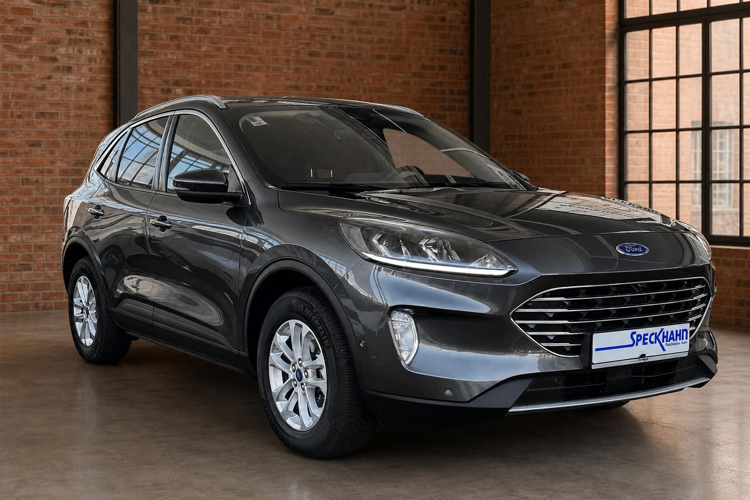 Ford Kuga grau Frontansicht SUV Gebrauchtwagen Speckhahn