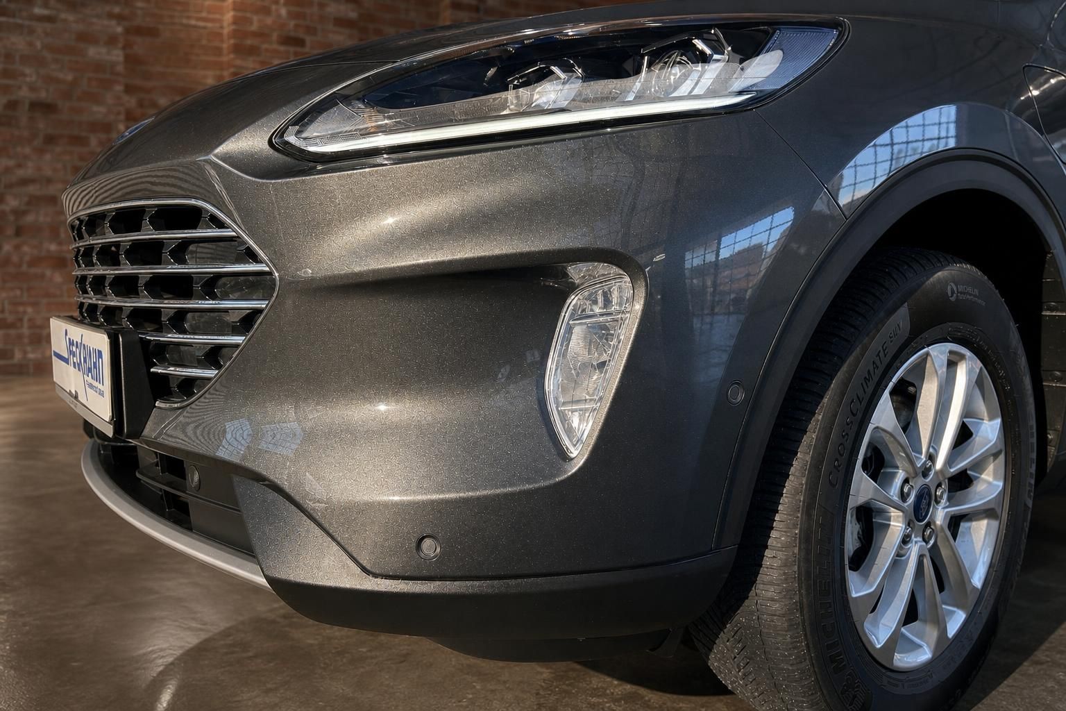 Ford Kuga Detailansicht Scheinwerfer und Frontstoßstange in Grau