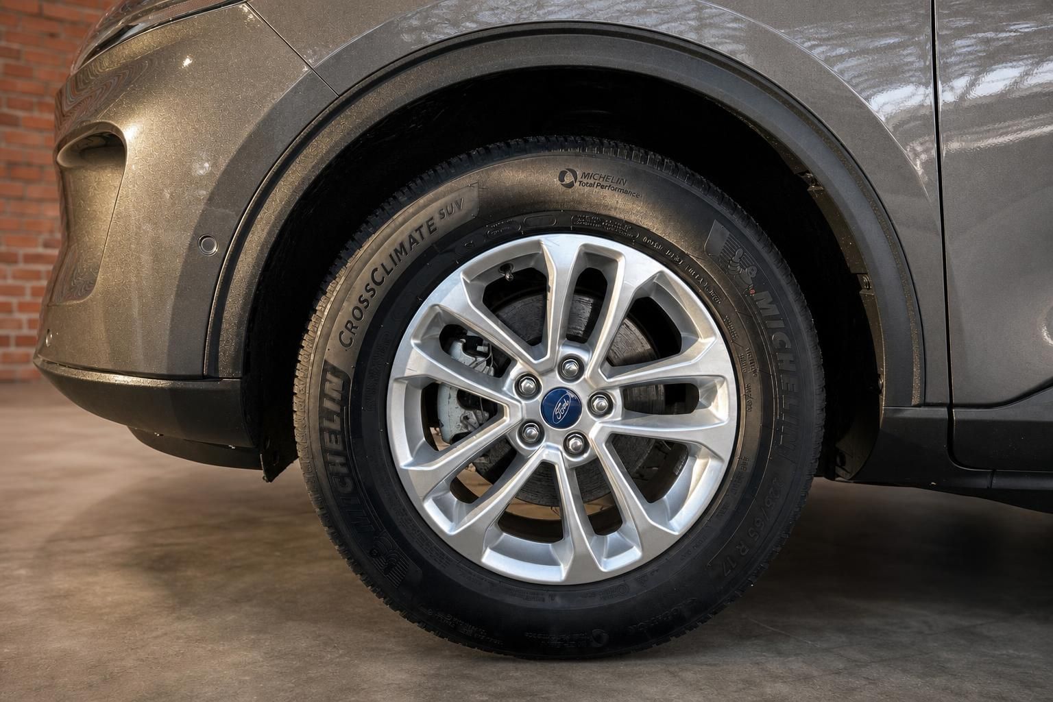 Ford Kuga Detailansicht Leichtmetallfelge mit Michelin Reifen