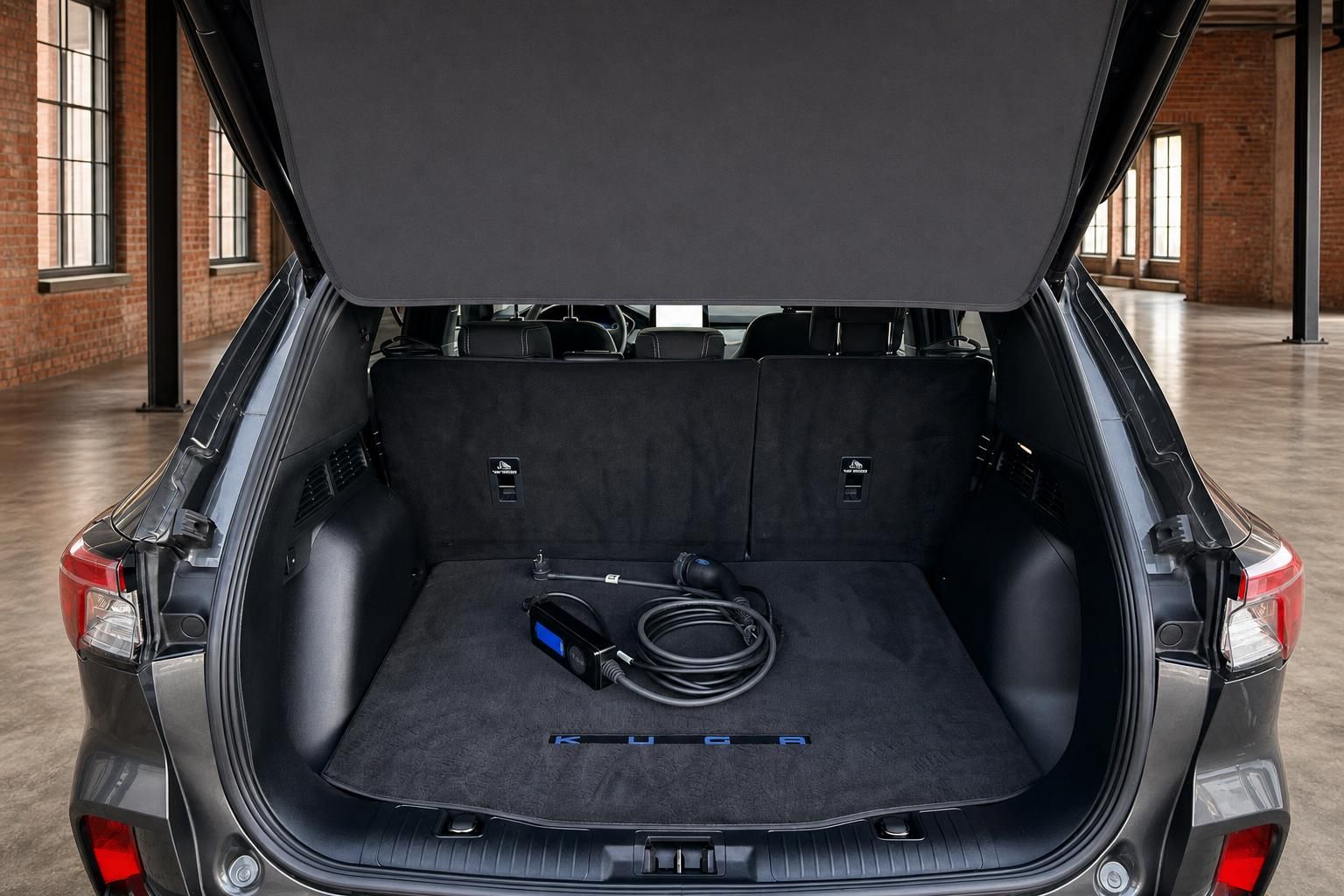 Ford Kuga Kofferraum mit Ladekabel und umgeklappten Rücksitzen