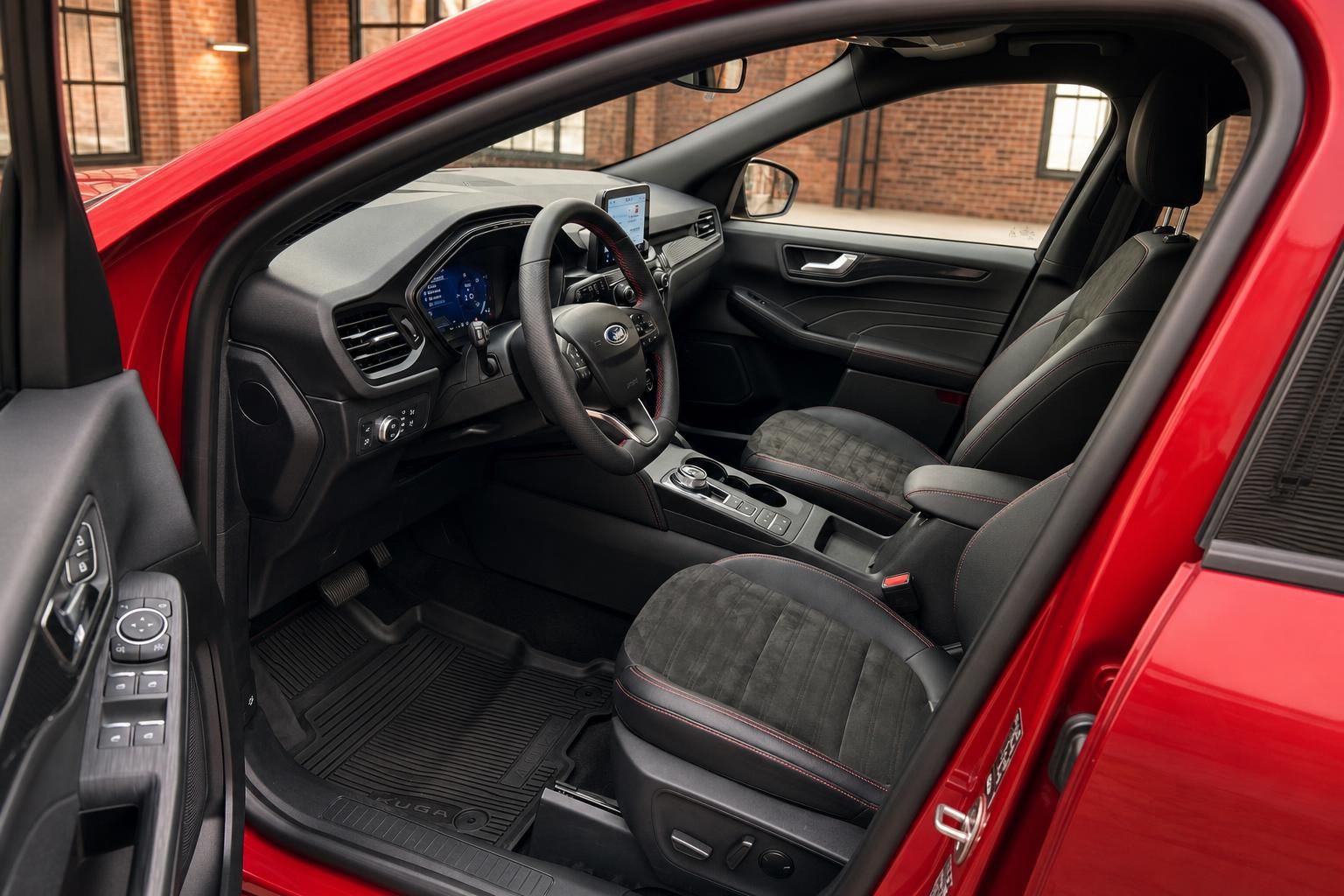 Ford Kuga rot mit geoeffneter Tuer, Blick auf Cockpit und Vordersitze
