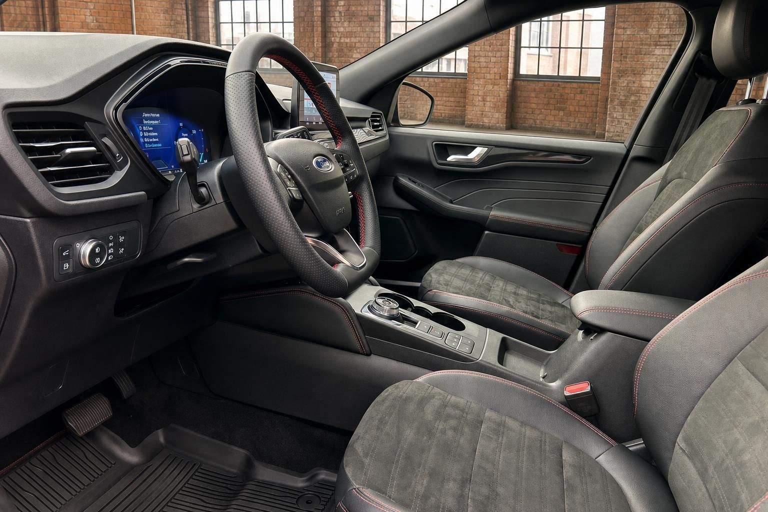 Ford Kuga Innenraum mit Sportlenkrad und Alcantara-Sitzen im Detail