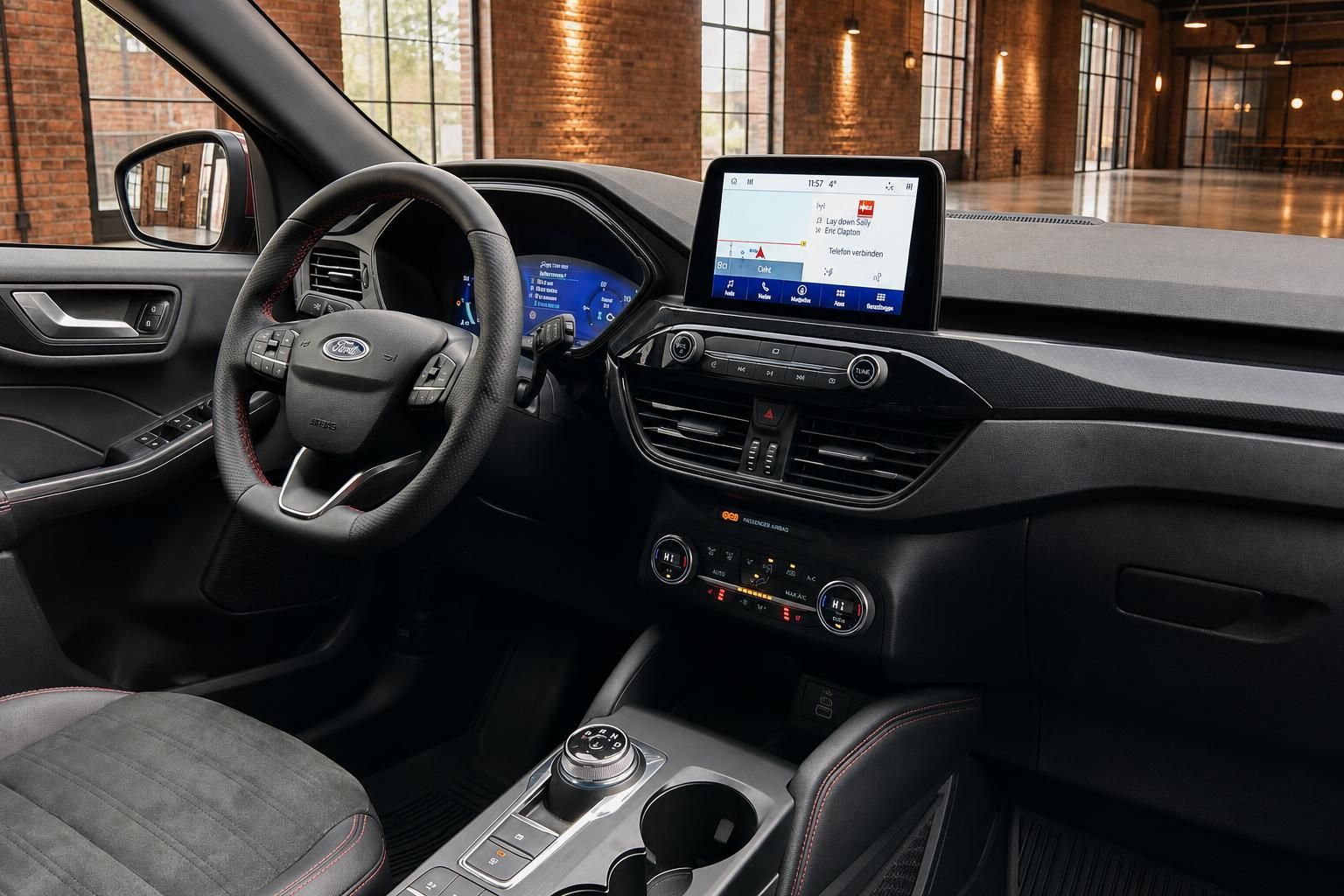 Ford Kuga Innenraum mit Cockpit, Lenkrad und Touchscreen-Navigation