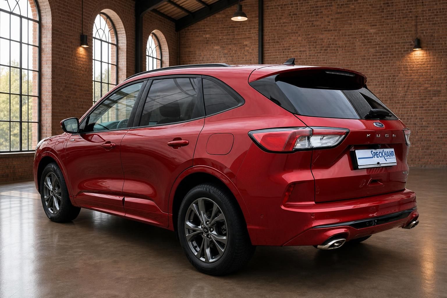 Ford Kuga in Rot, Heckansicht schraeg von hinten in Ausstellungshalle