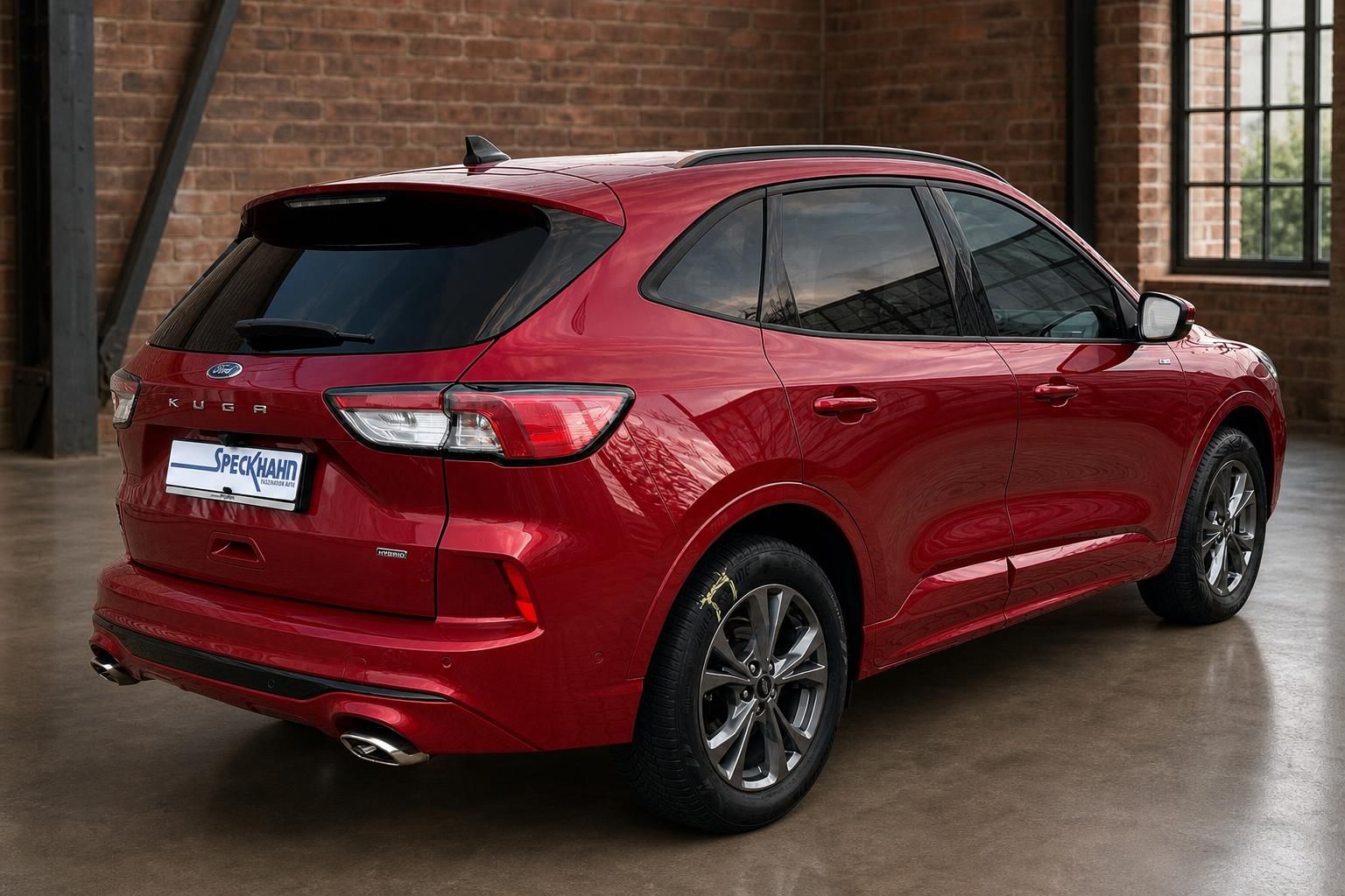 Ford Kuga Hybrid rot, Heckansicht mit Kennzeichenhalter Speckhahn