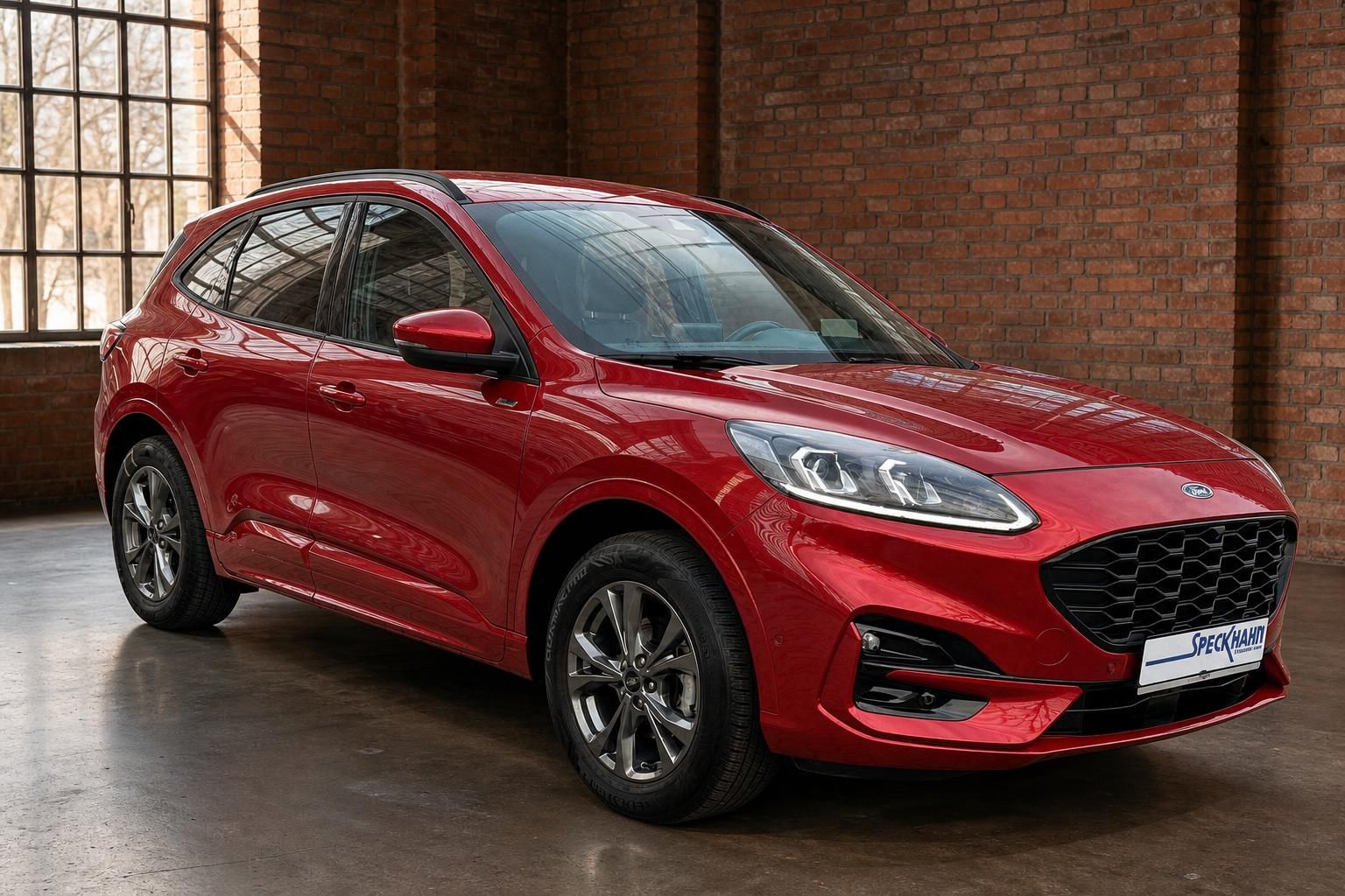 Ford Kuga in Rot, Frontansicht dreiviertel, geparkt in Industriehalle